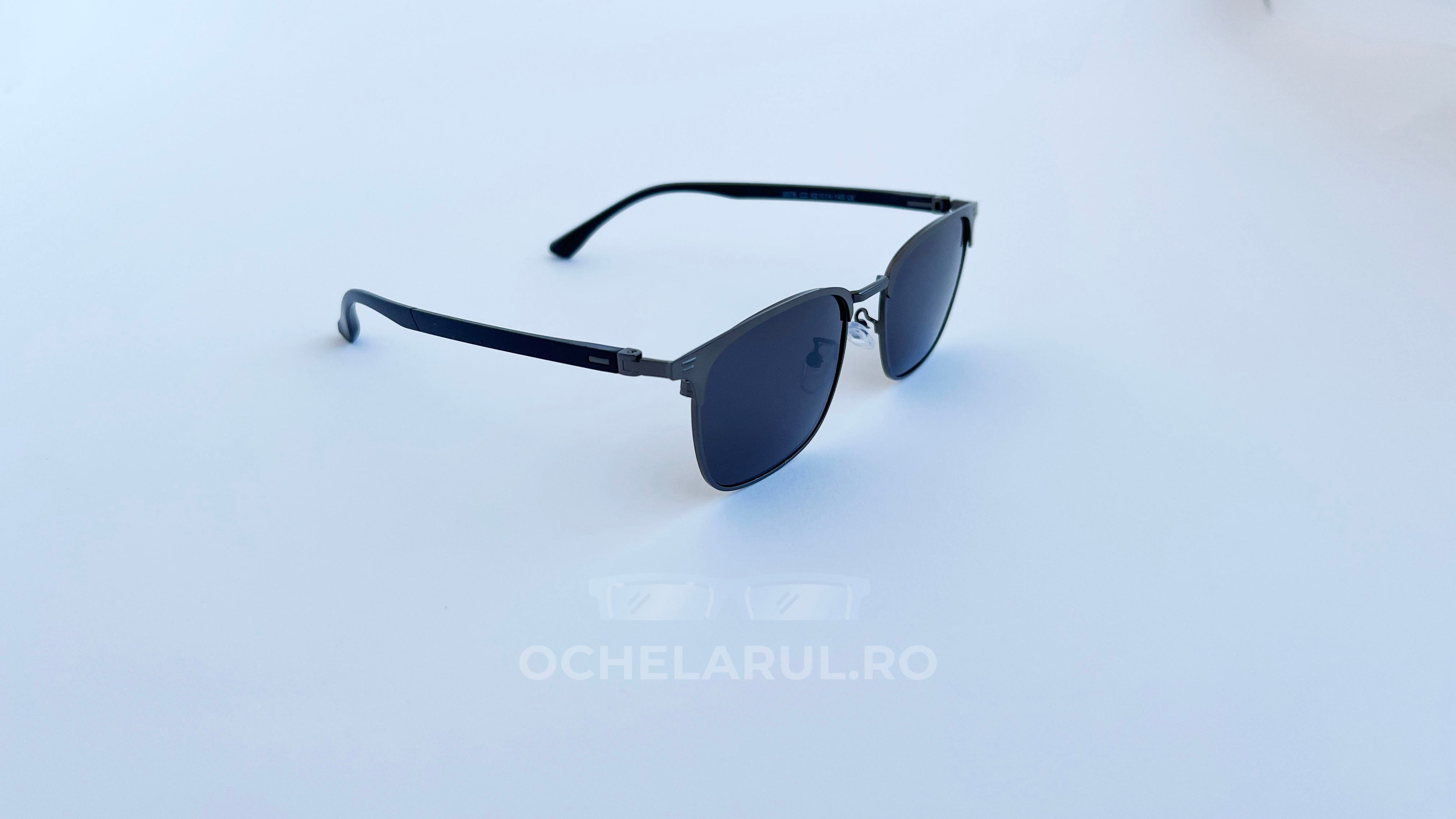 Ochelari de soare Armani EA2164D Style Polarizati, rama gri gunmetal si lentile negre, prezentare