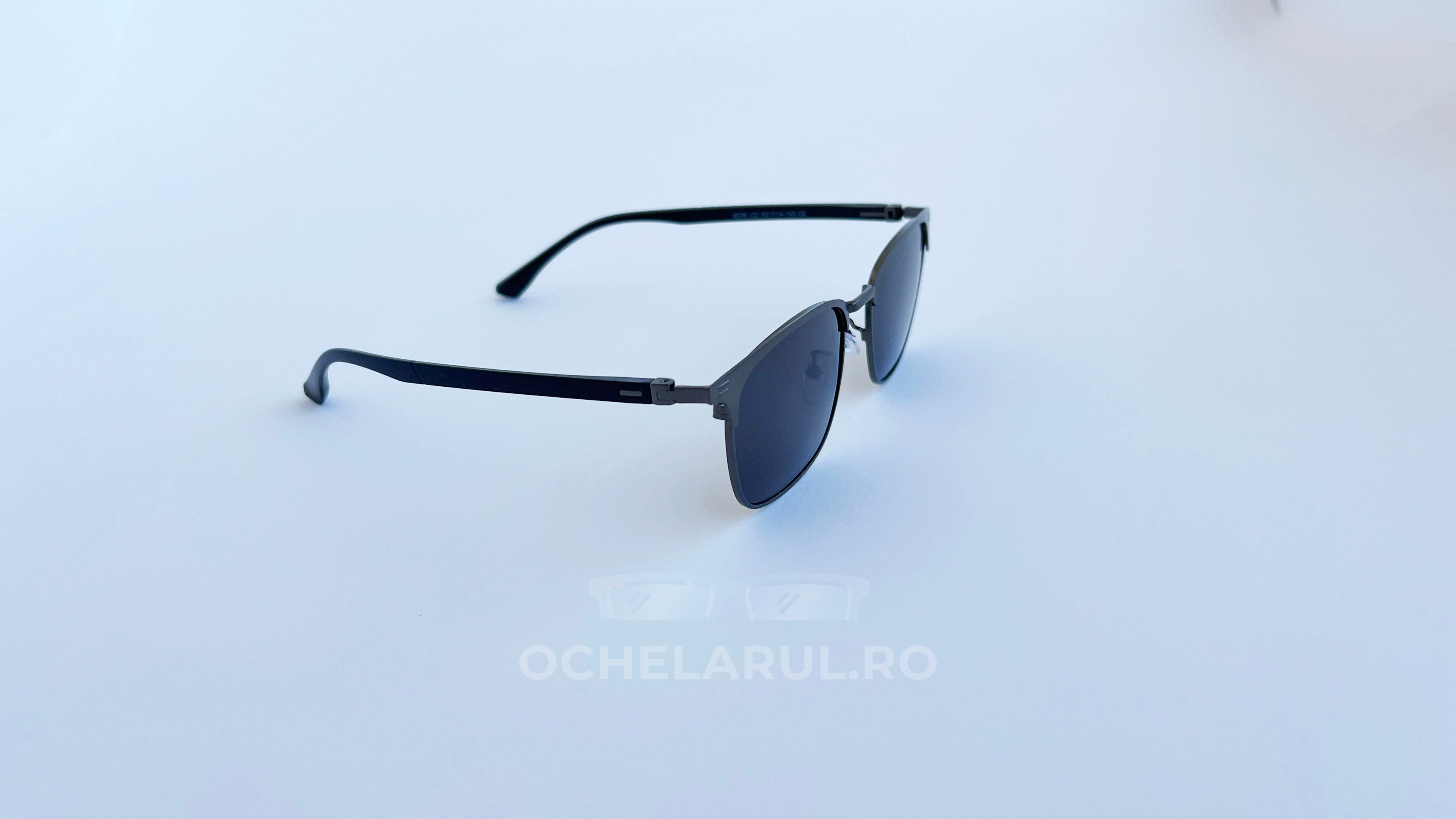 Ochelari de soare Armani EA2164D Style Polarizati, rama gri gunmetal si lentile negre, vedere laterala