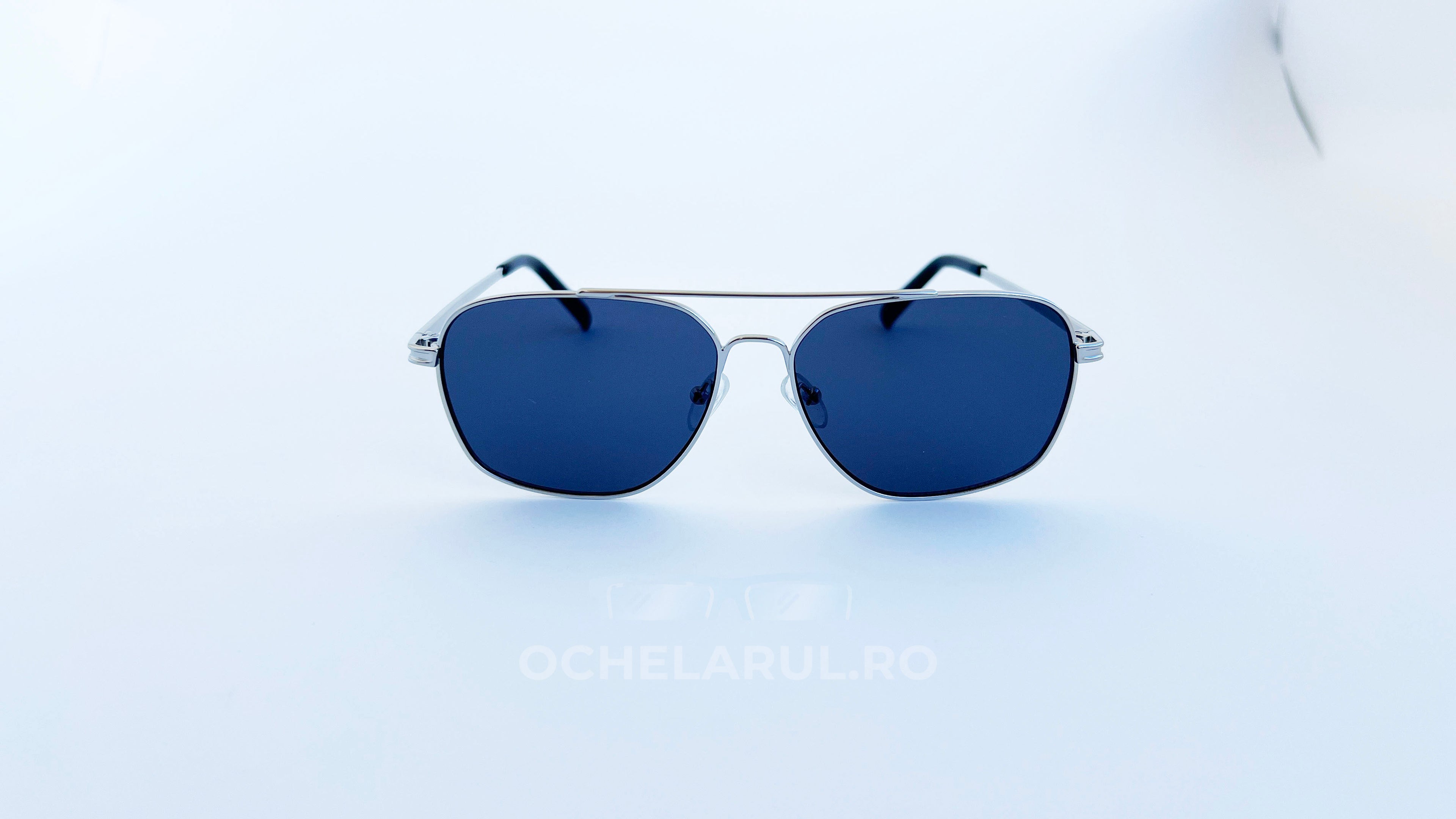 Ochelari de soare Aviator cu punte dubla, rama argintie si lentile negre, vedere frontala aproape