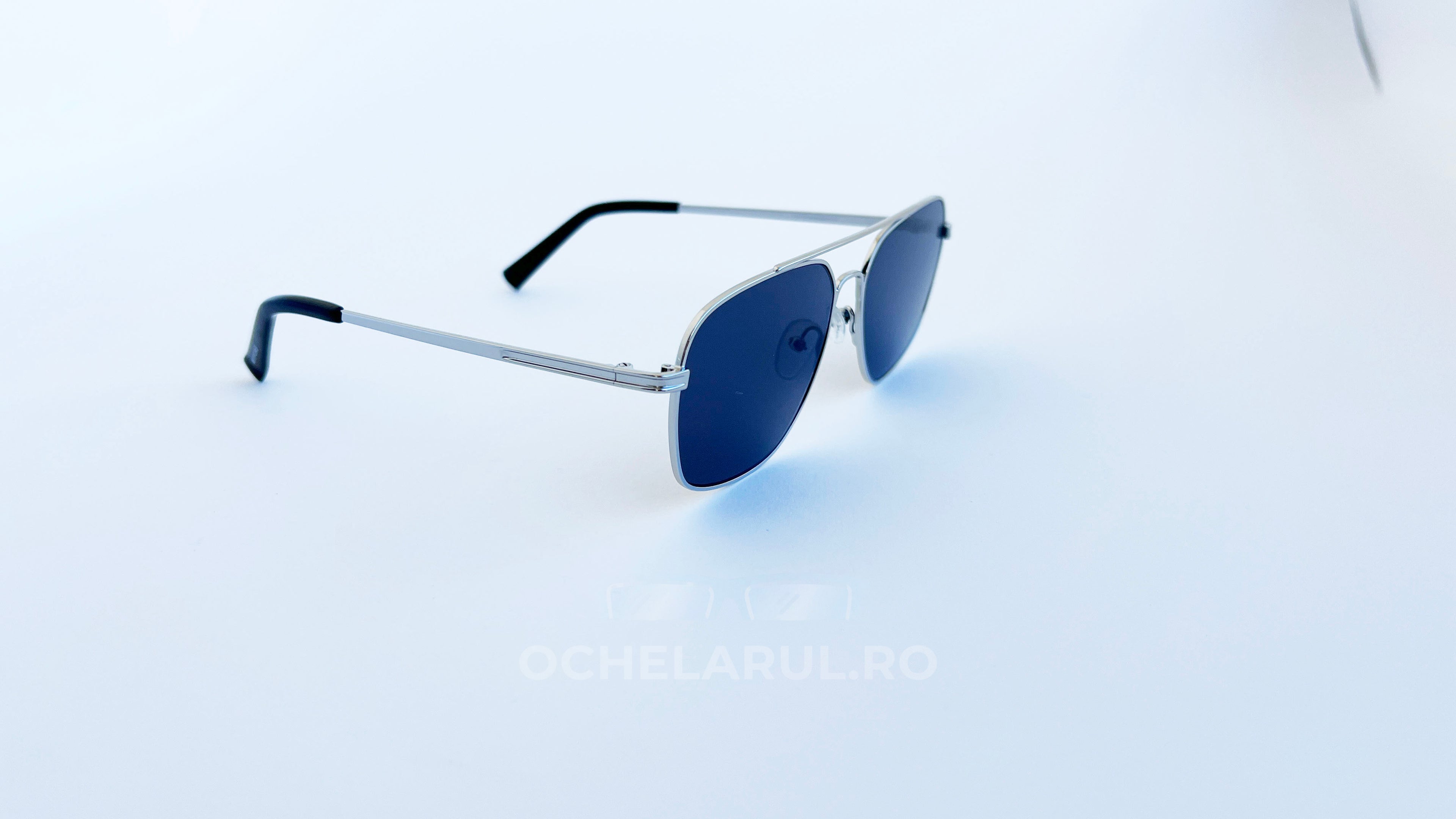 Ochelari de soare Aviator cu punte dubla, rama argintie si lentile negre, vedere laterala