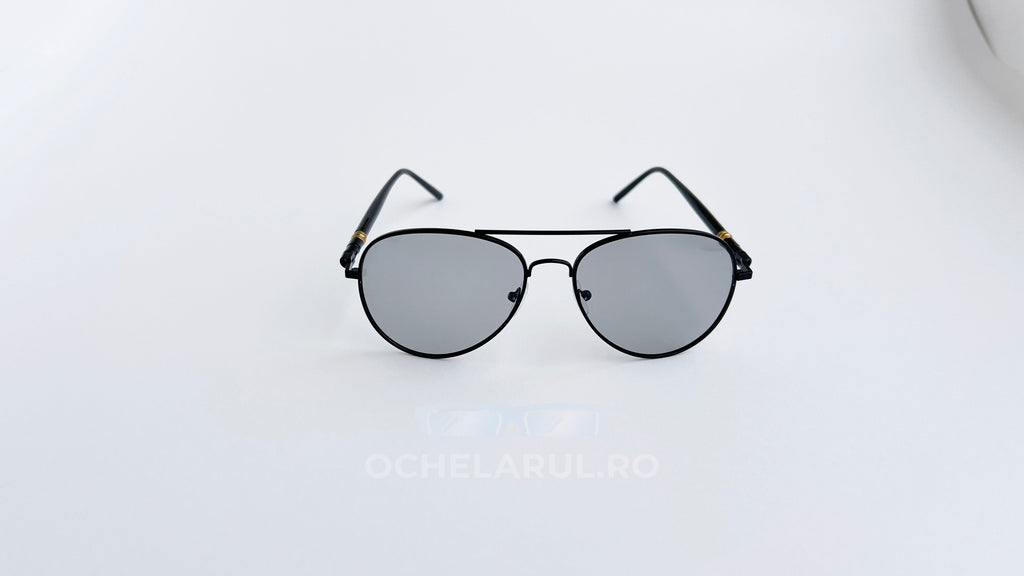 Ochelari de soare Aviator Polarizați cu rame negre și lentile gri, design clasic și elegant pentru bărbați.