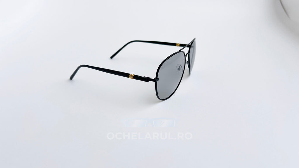 Ochelari de soare Aviator Polarizați cu rame negre subțiri și lentile gri, un model clasic pentru bărbați.