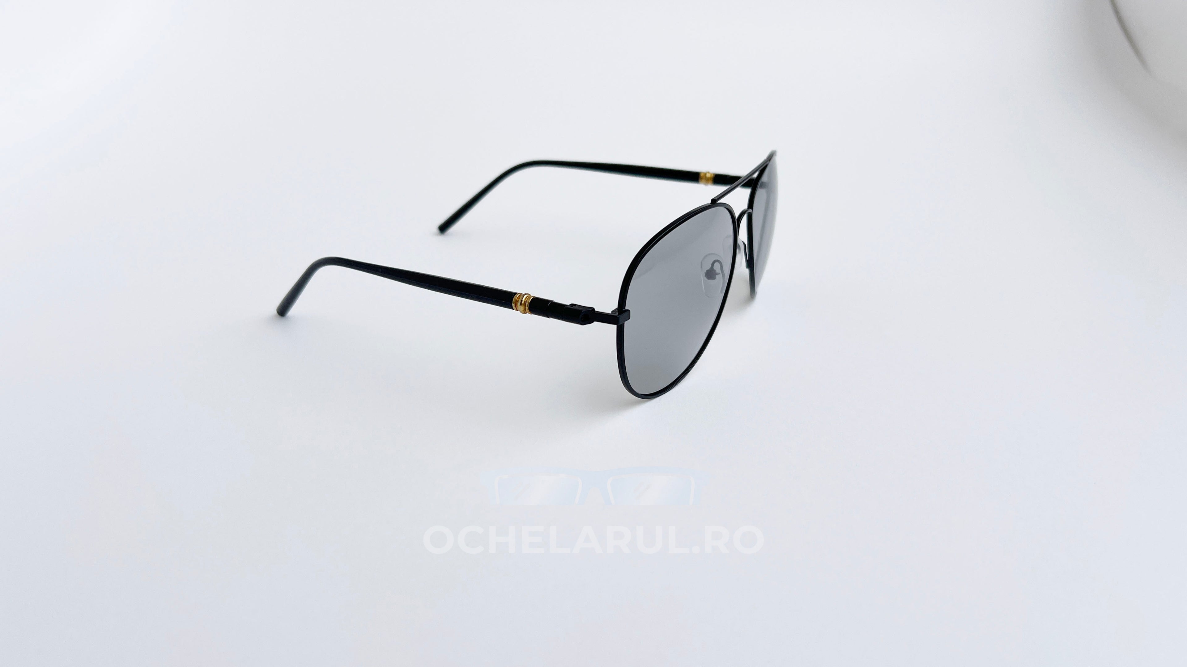 Ochelari de soare Aviator Polarizați cu rame negre subțiri și lentile gri, un model clasic pentru bărbați.