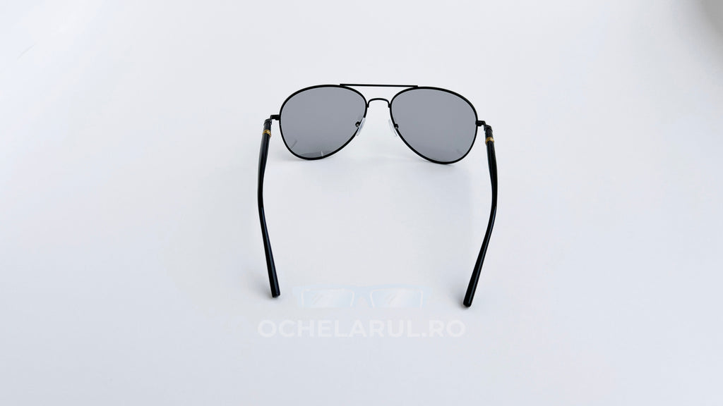 Ochelari de soare Aviator Polarizați cu rame negre și lentile gri, design clasic pentru bărbați.
