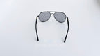 Ochelari de soare Aviator Polarizați cu rame negre și lentile gri, design clasic pentru bărbați.