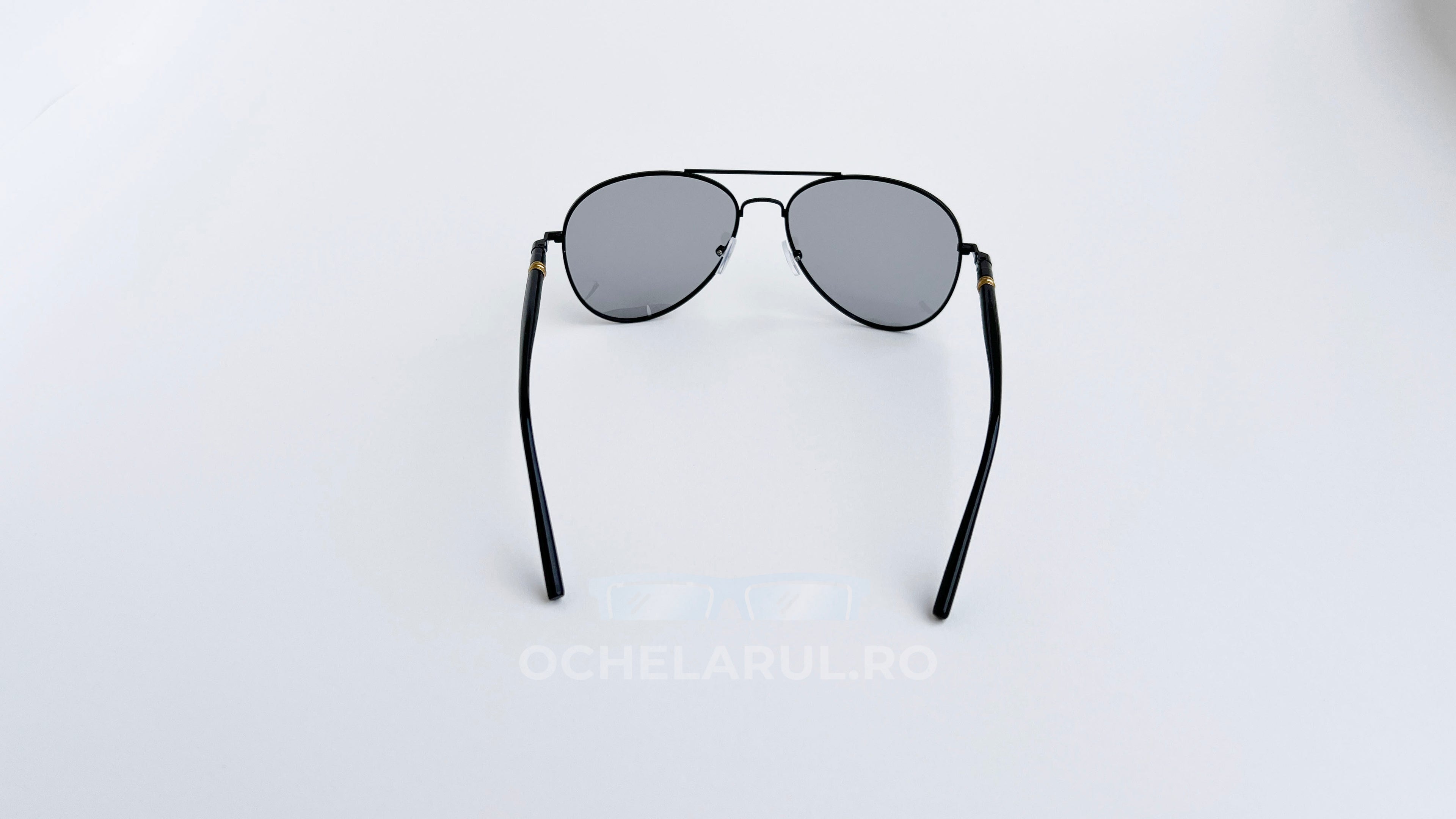 Ochelari de soare Aviator Polarizați cu rame negre și lentile gri, design clasic pentru bărbați.