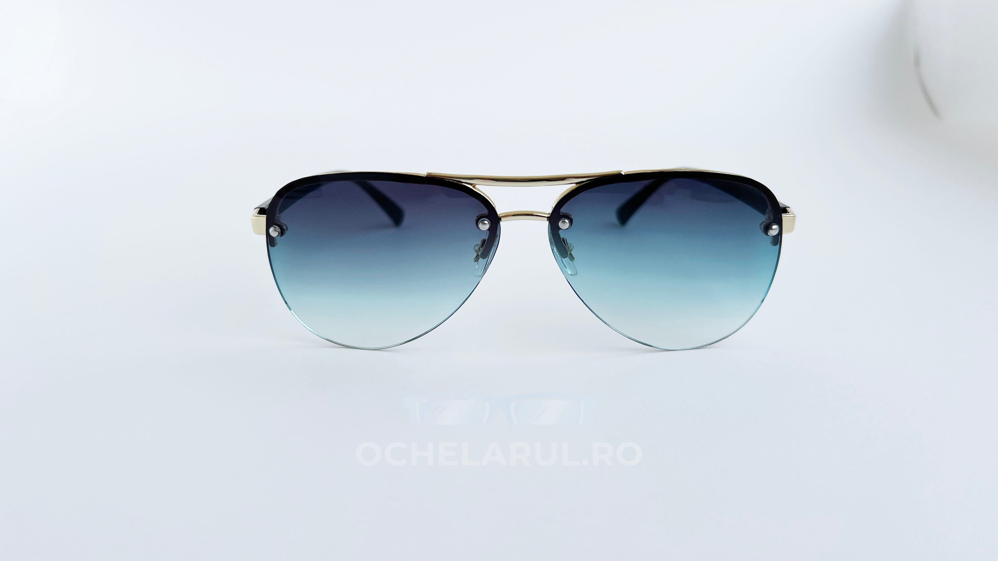 Ochelari de soare Aviator cu rame negre și aurii și lentile albastre degrade, model elegant pentru bărbați.