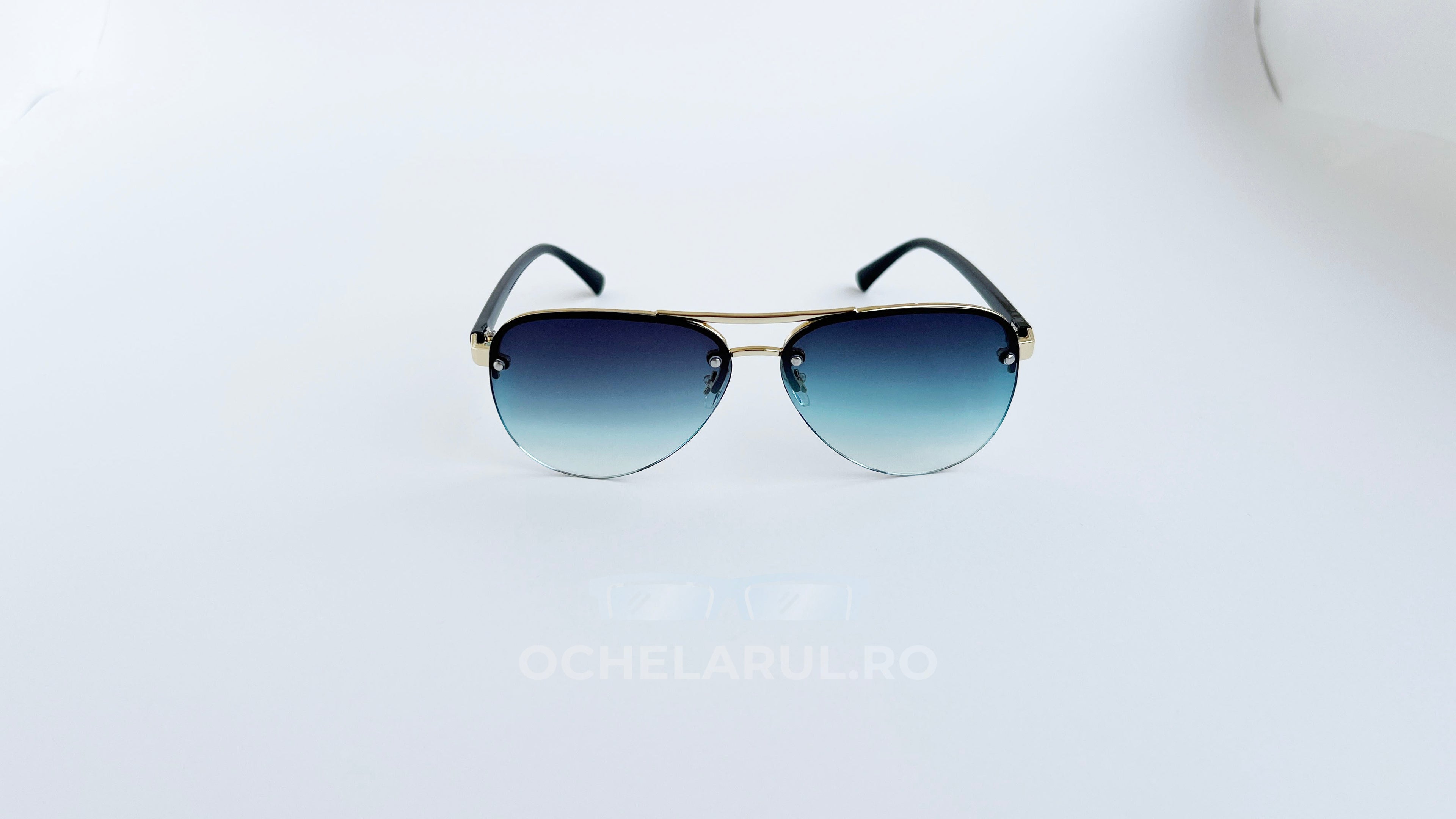 Ochelari de soare Aviator cu rame negre și aurii și lentile albastre degrade, design clasic pentru bărbați.