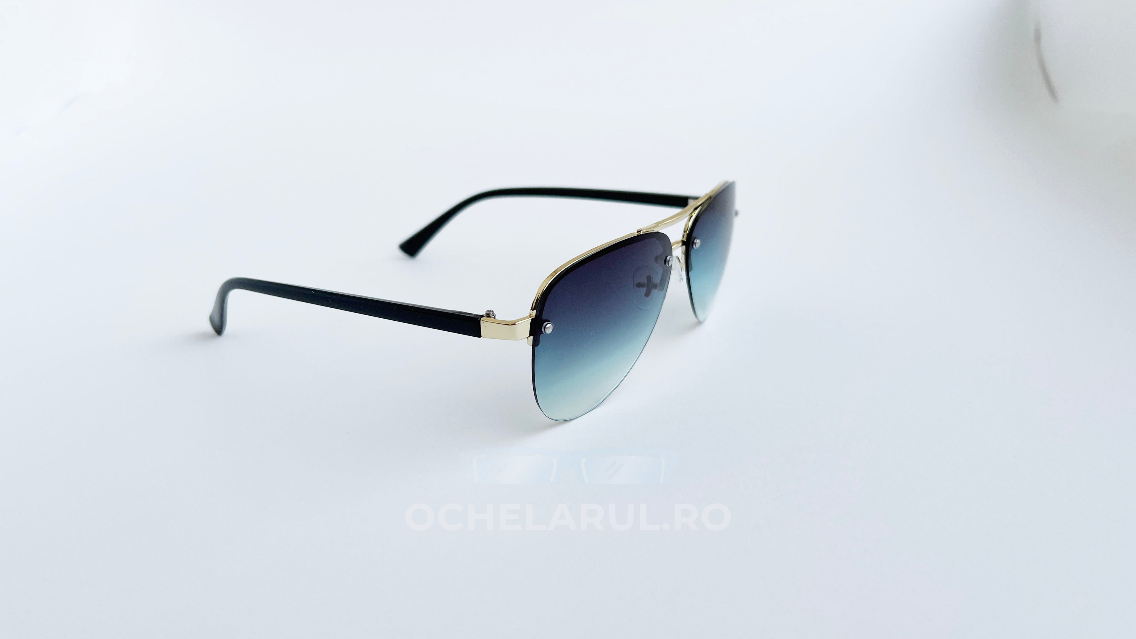 Ochelari de soare Aviator cu ramă neagră și auriu, lentile albastre degrade, design clasic pentru bărbați.