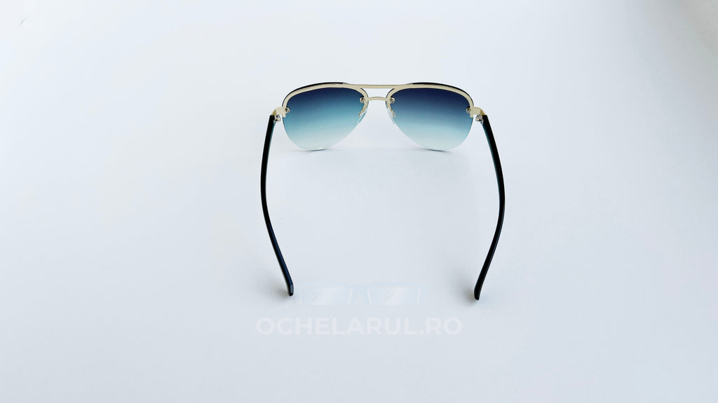 Ochelari de soare Aviator cu lentile albastre degrade și rame negre cu detalii aurii, eleganți și moderni.