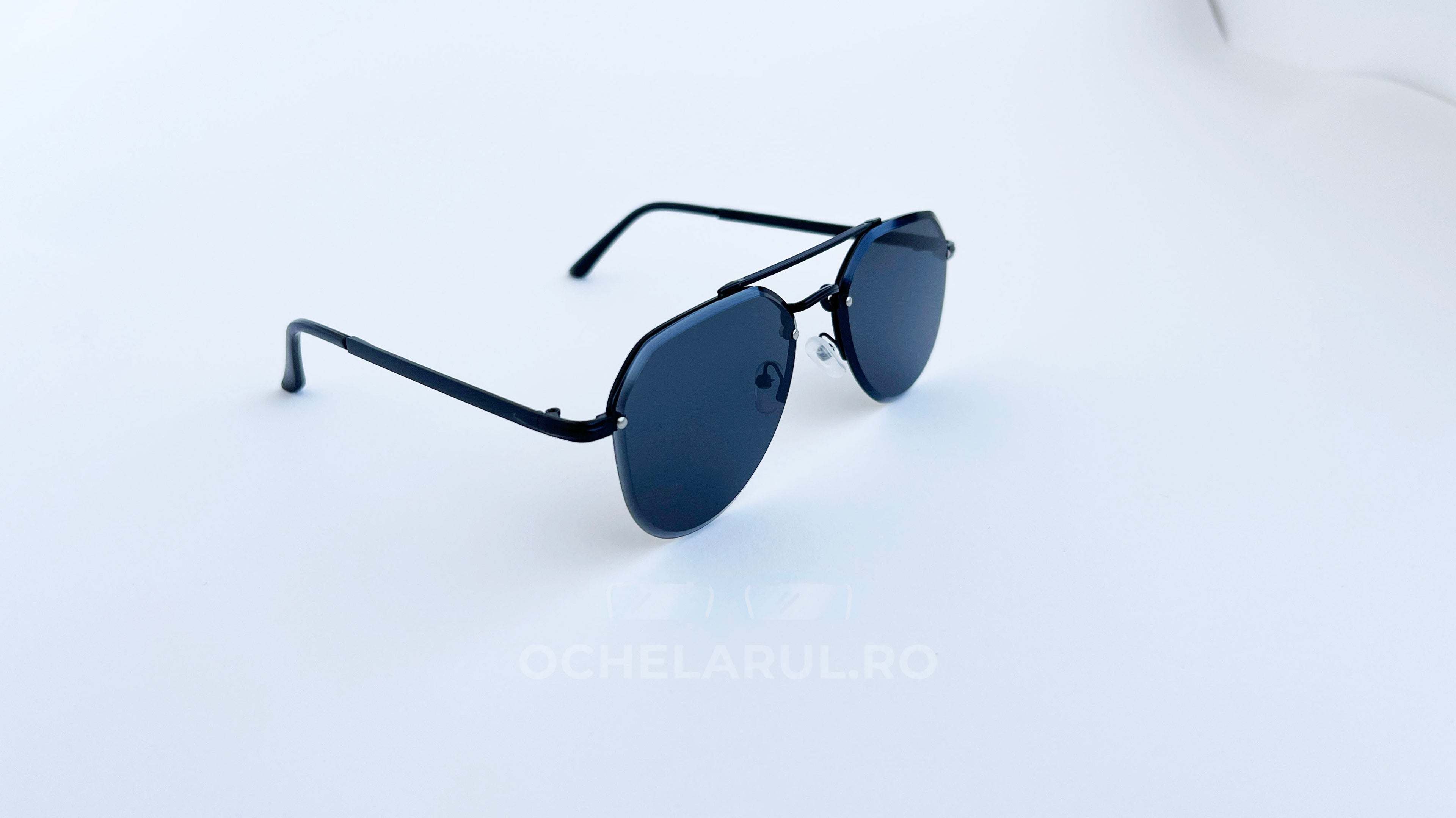 Ochelari de soare aviator style, rama neagra si lentile negre, prezentare