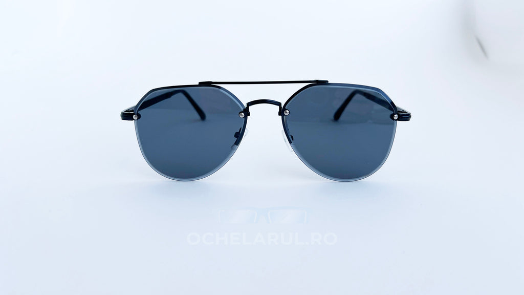 Ochelari de soare aviator style, rama neagra si lentile negre, vedere fata aproape