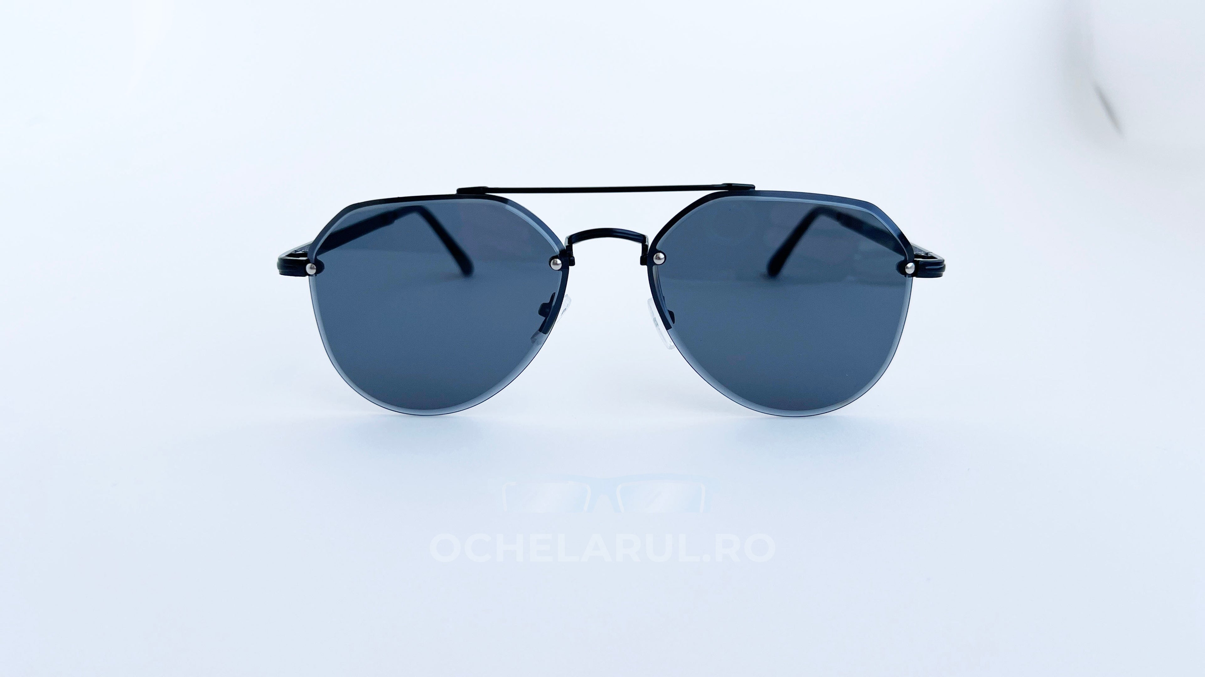 Ochelari de soare aviator style, rama neagra si lentile negre, vedere fata aproape