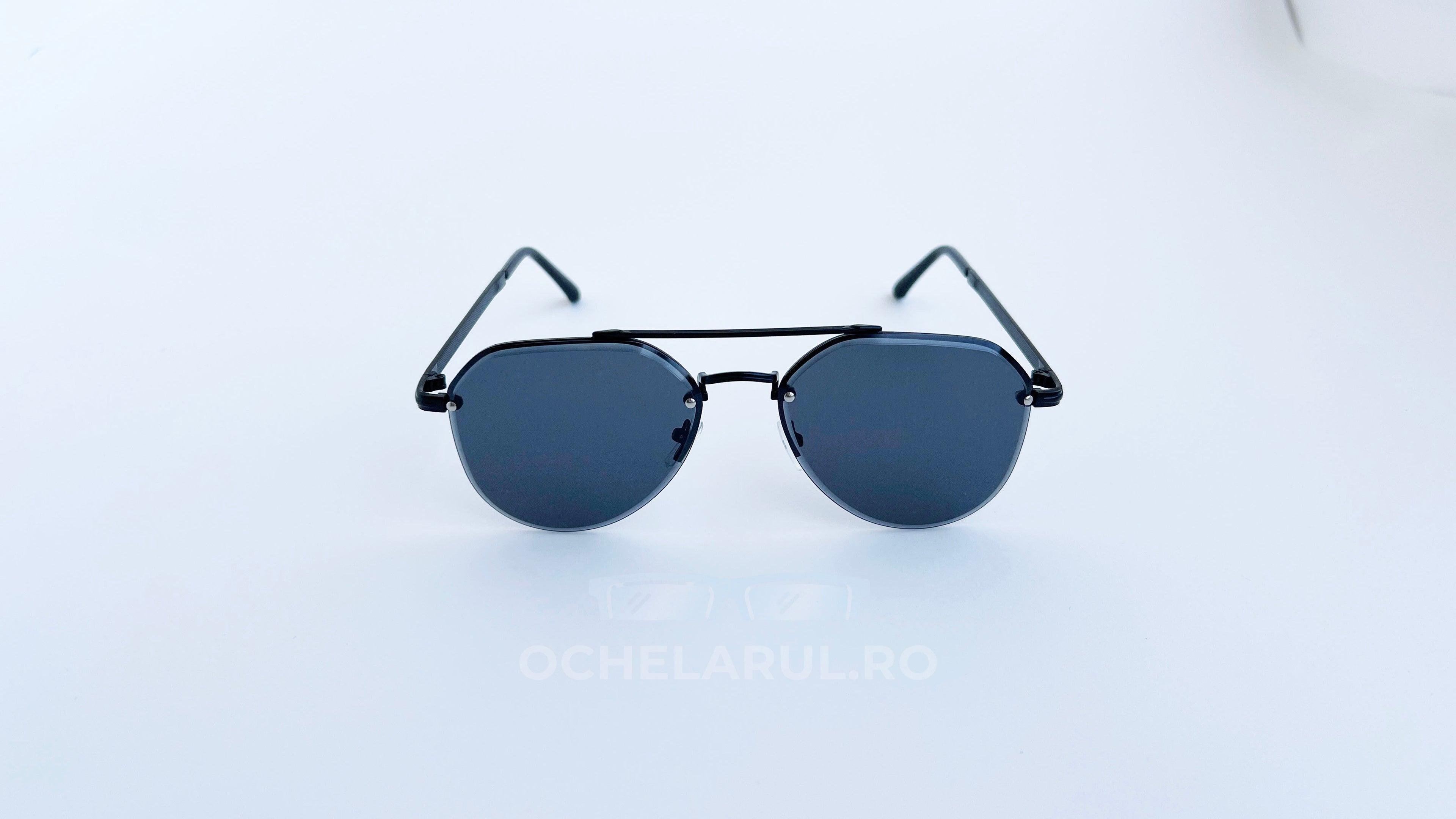 Ochelari de soare aviator style, rama neagra si lentile negre, vedere fata