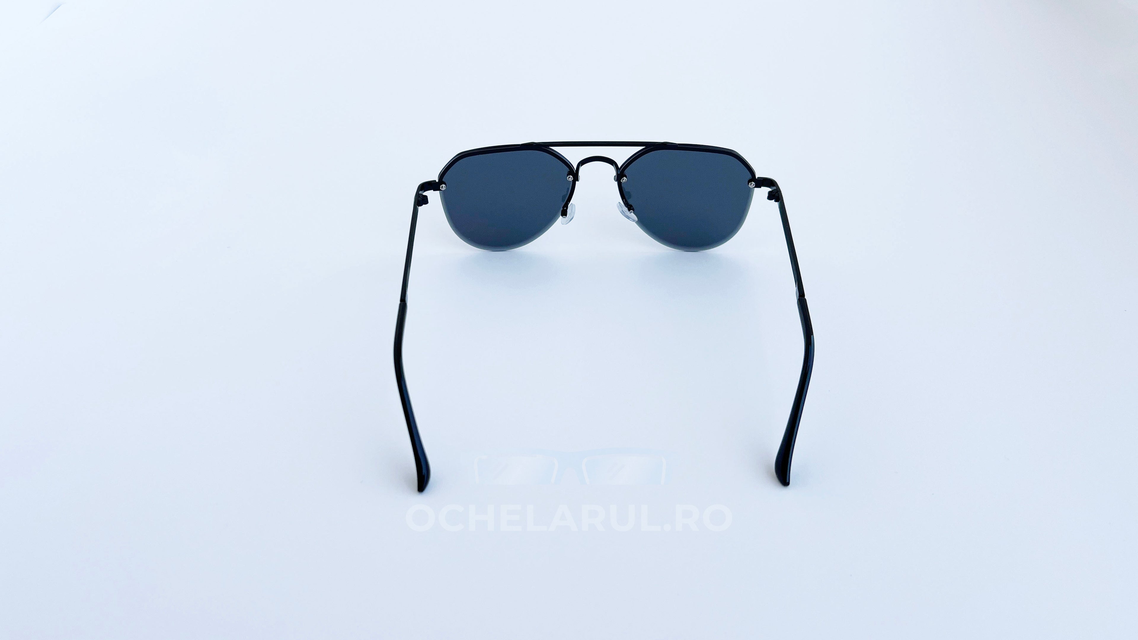 Ochelari de soare aviator style, rama neagra si lentile negre, vedere spate