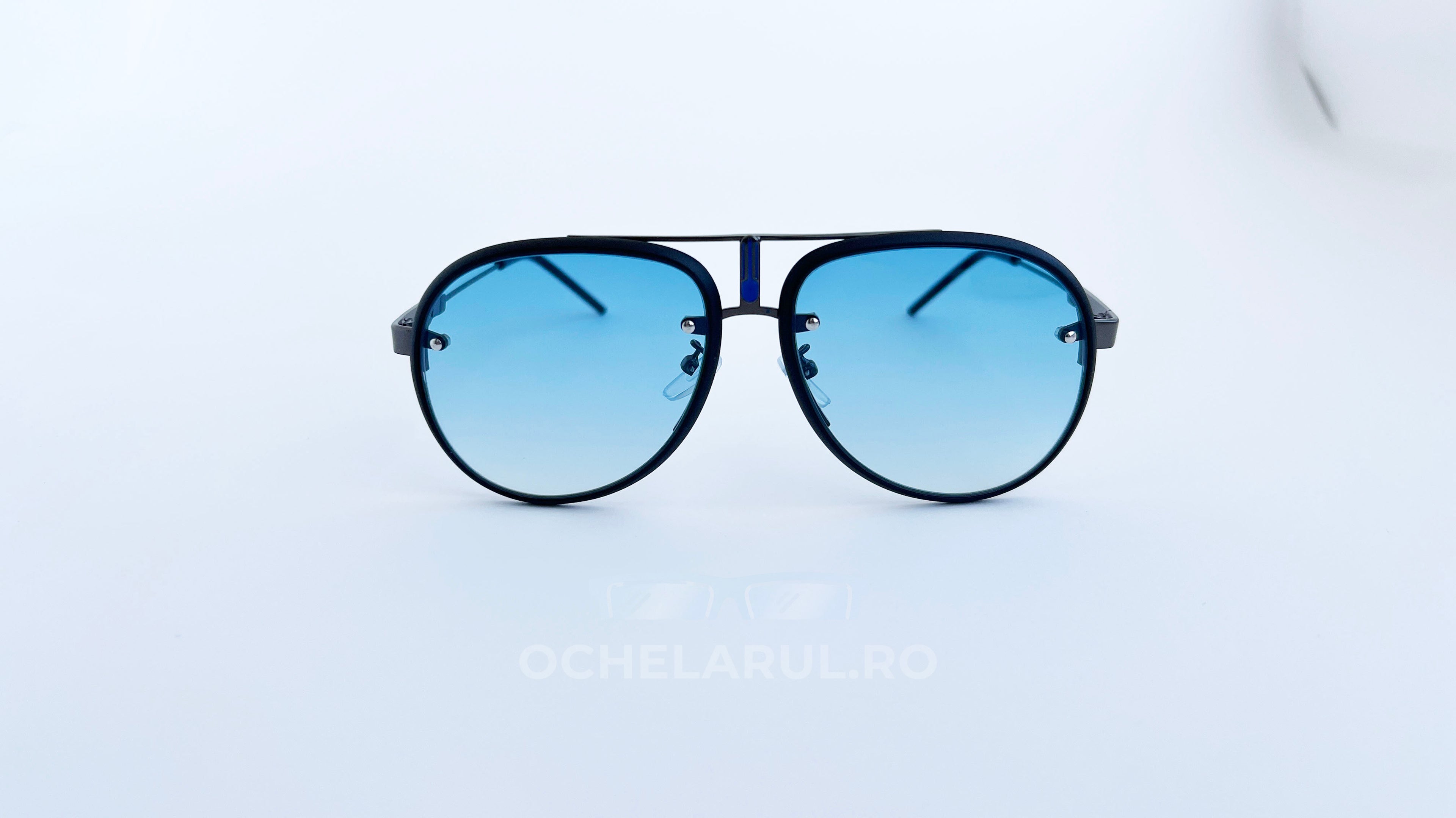 Ochelari de soare Carrera Glory style, rama neagra-gri si lentile albastre degrade, vedere fata aproape