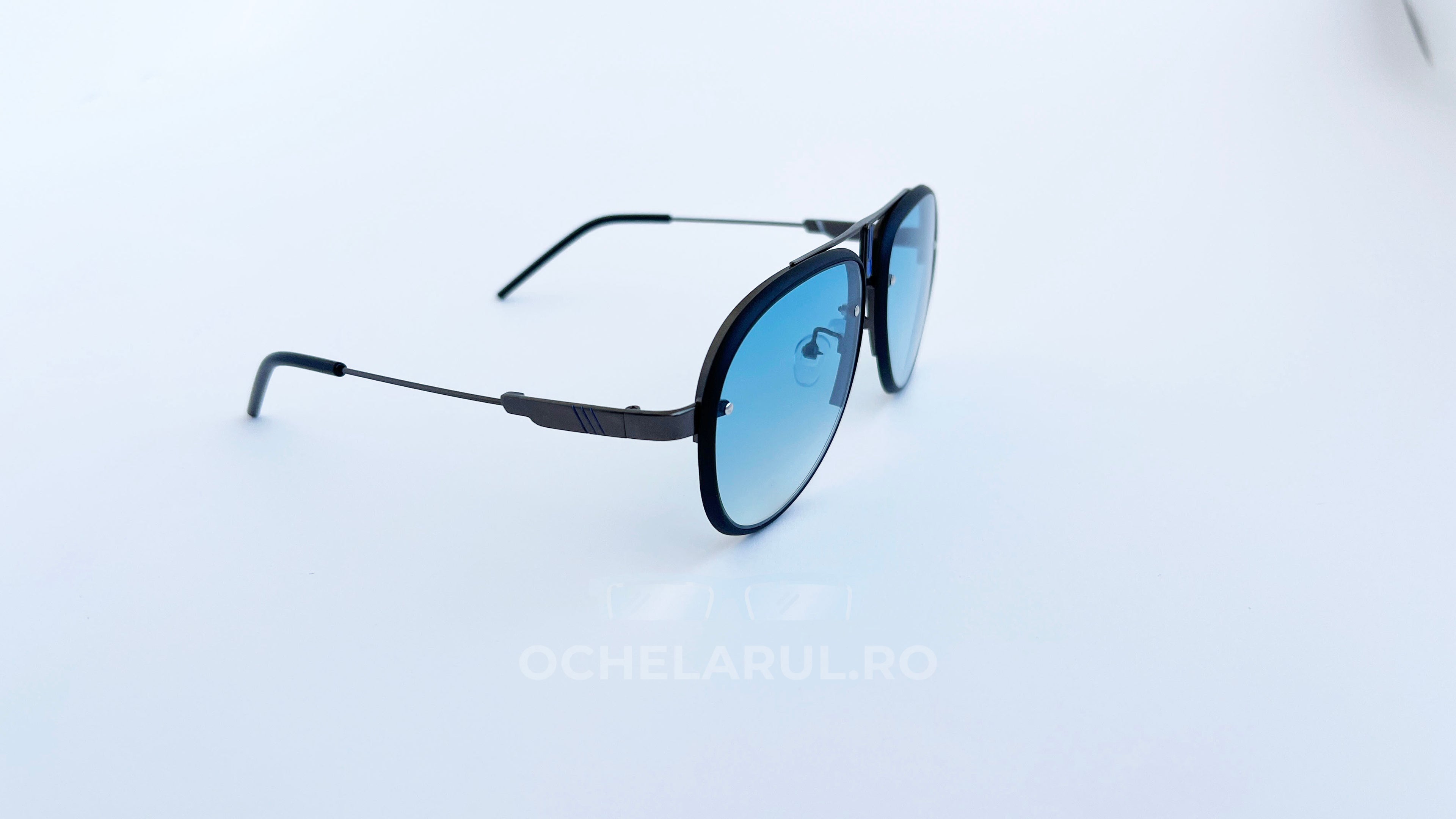 Ochelari de soare Carrera Glory style, rama neagra-gri si lentile albastre degrade, vedere laterala
