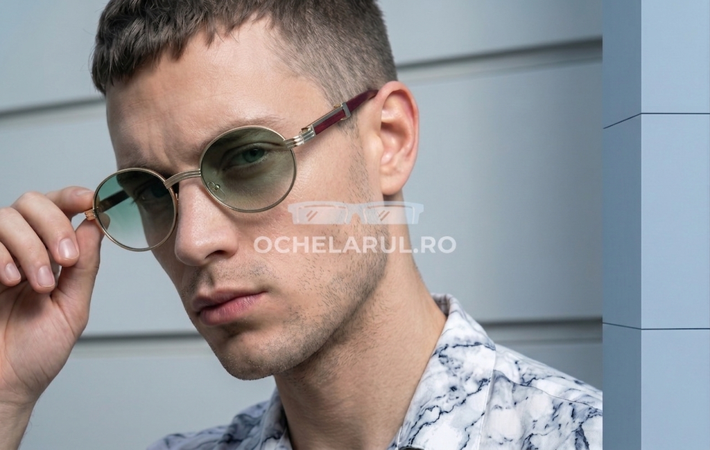 Ochelari de soare Cartier Style - Rama aurie-maro - Lentile verzi degrade - Model purtand ochelarii pe fata