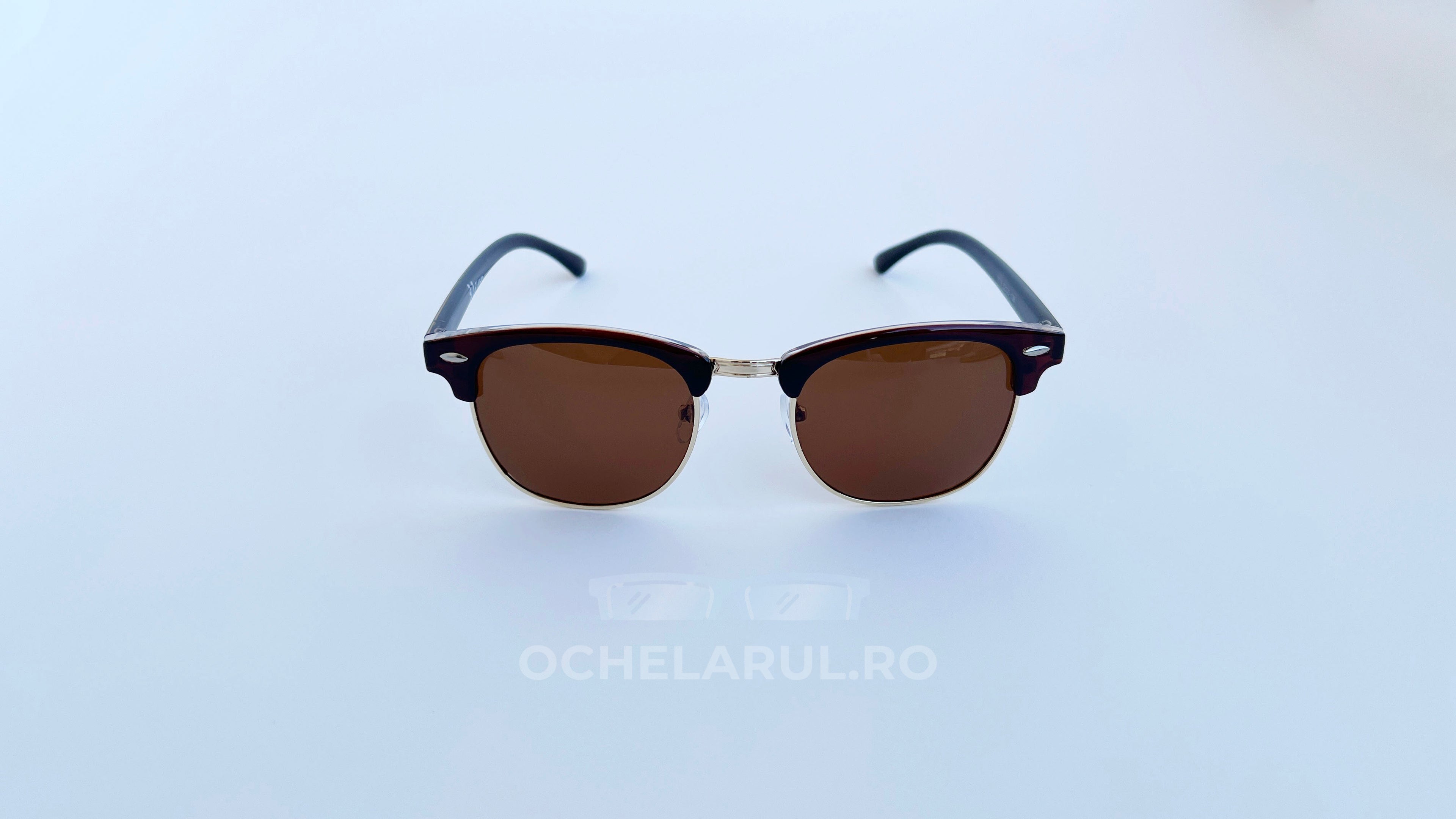Ochelari de soare Clubmaster Polarizați cu rame maro și lentile polarizate pentru protecție împotriva soarelui.