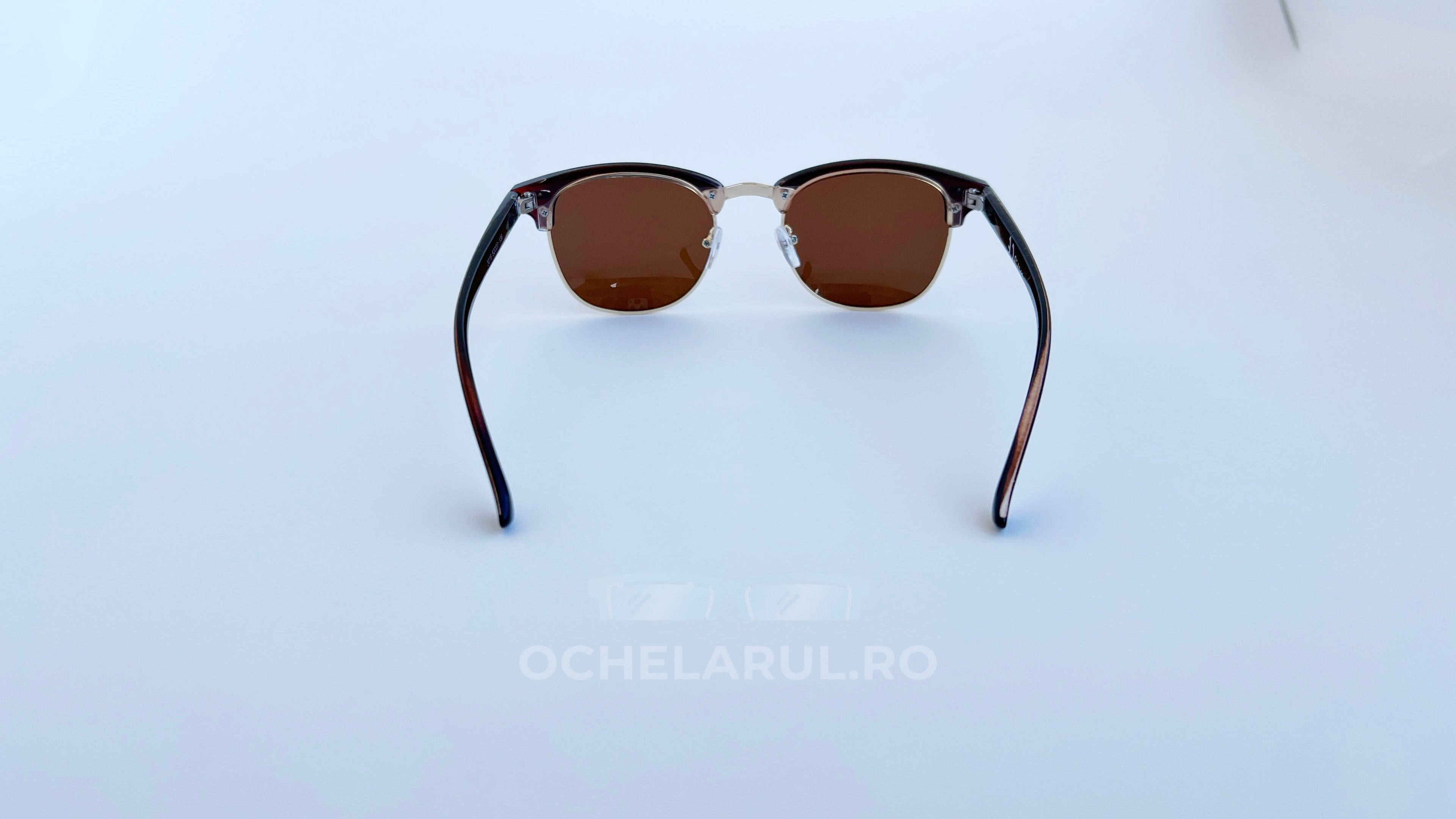 Ochelari de soare Clubmaster Polarizați cu rame maro și lentile brun închise, model clasic elegant.