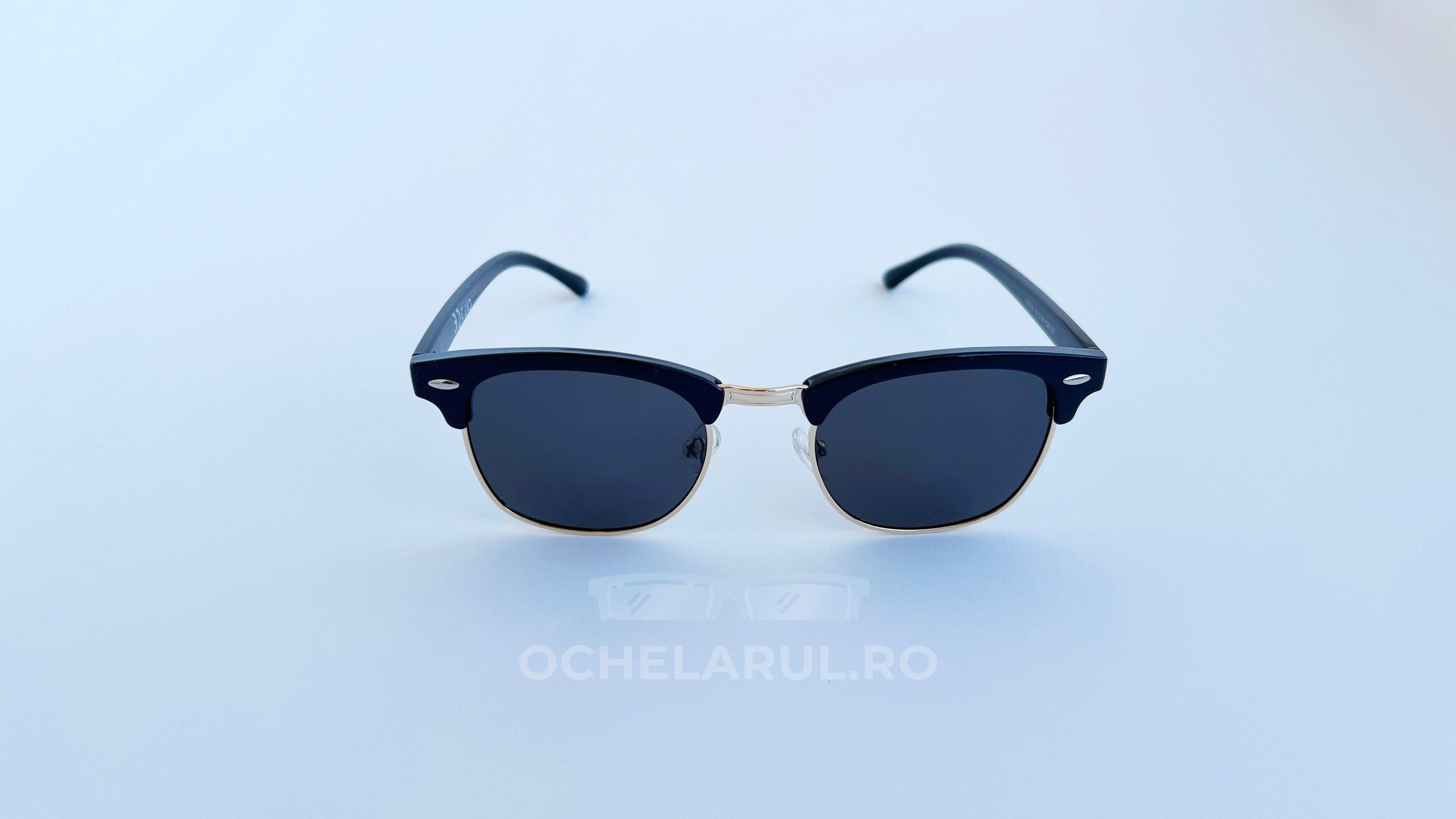 Ochelari de soare Clubmaster Polarizați cu rame negre și lentile întunecate, design clasic pentru bărbați.