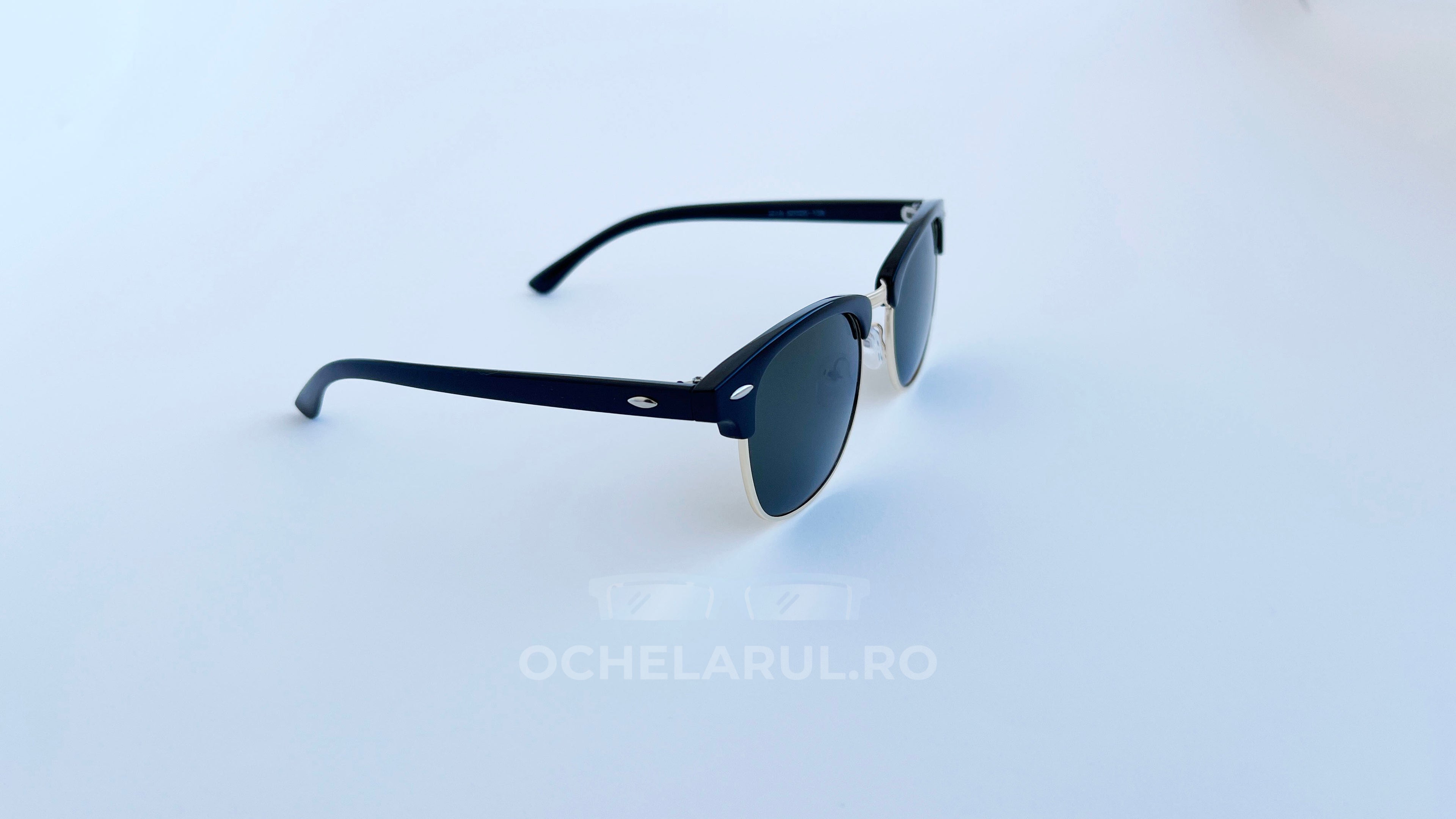 Ochelari de soare Clubmaster Polarizați cu rame negre și lentile verzi, design clasic și modern.
