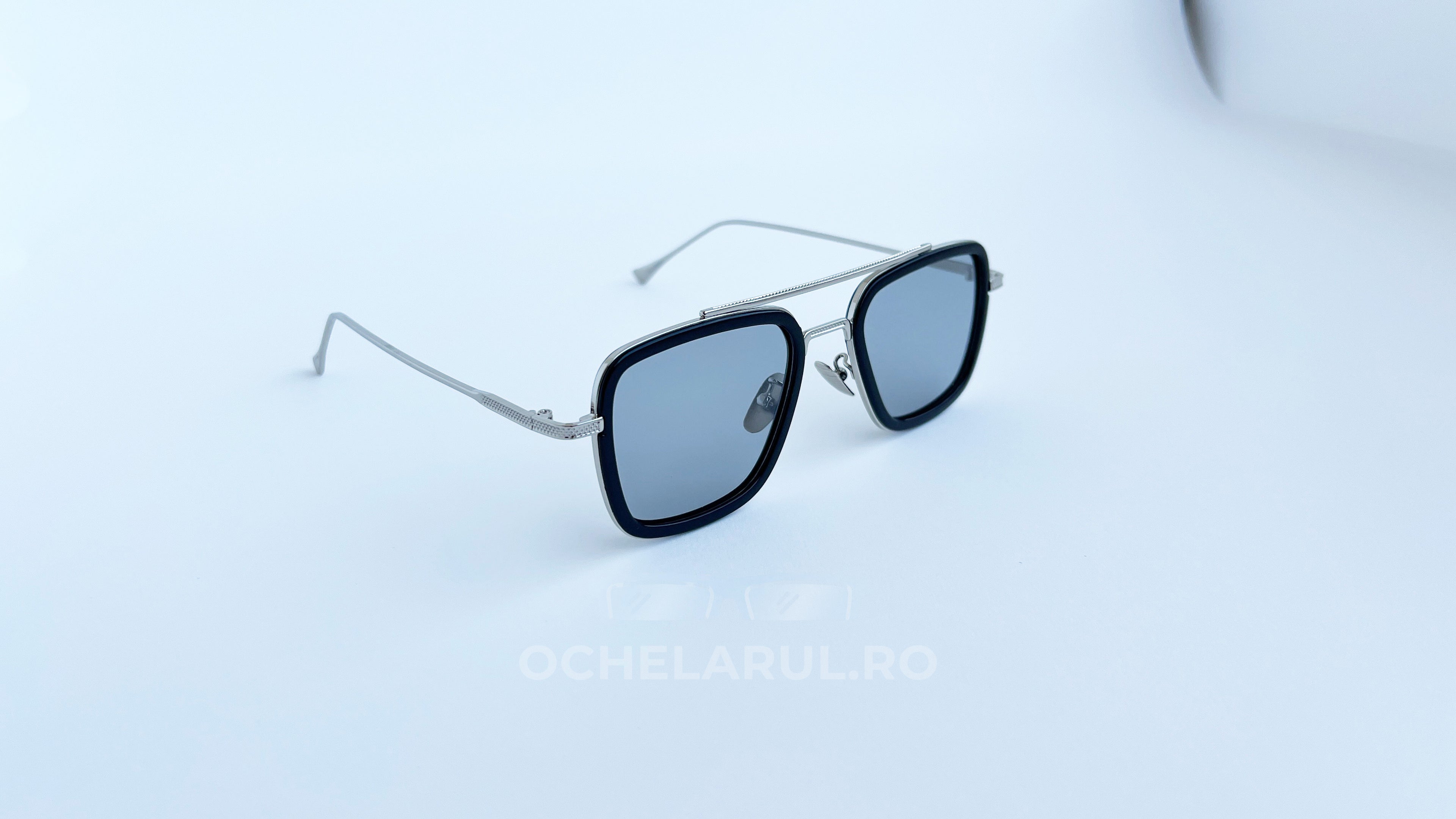 Ochelari de soare Dita Flight Style - Polarizați Fotocromatici cu rame argintii și lentile gri polarizate pentru bărbați.