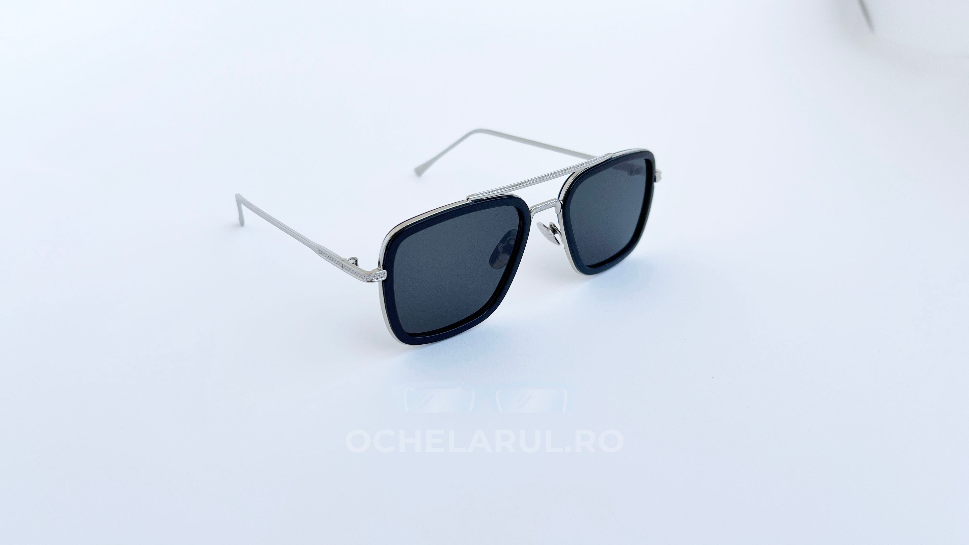 Ochelari Dita Flight Style cu rame argintii și lentile negre pătrate, stil modern pentru bărbați.