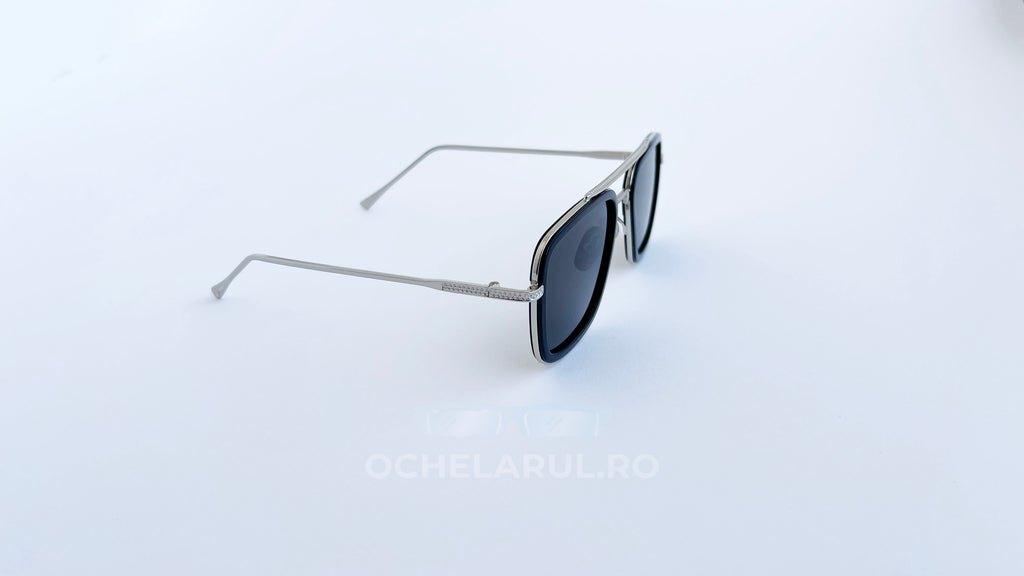 Ochelari Dita Flight Style cu rame argintii subțiri și lentile negre pentru ochelari de soare bărbați eleganți.