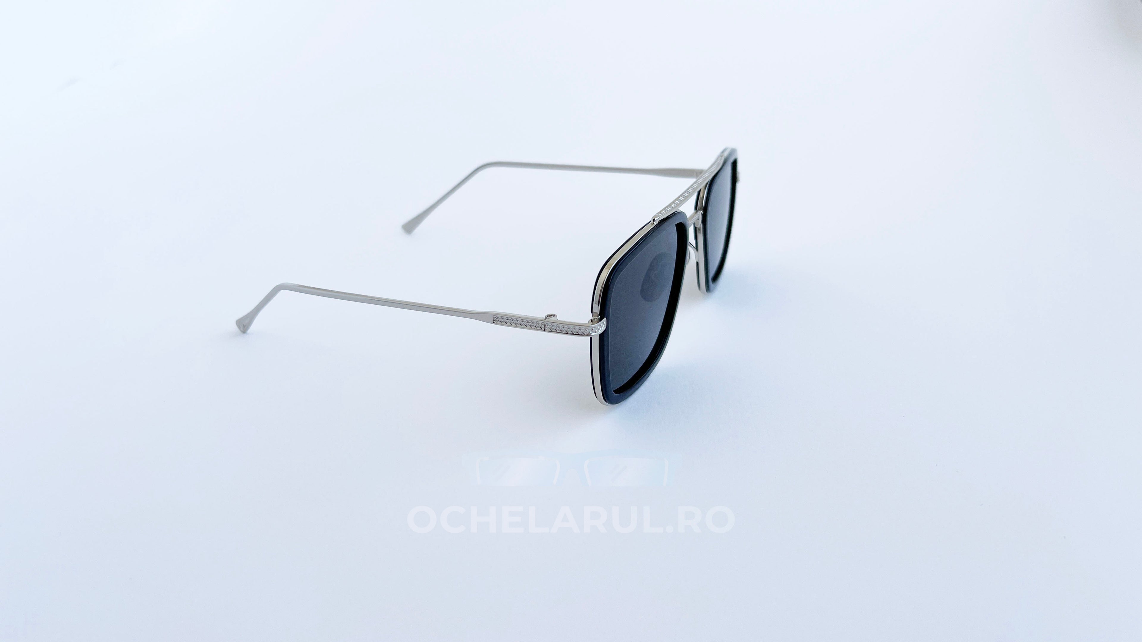 Ochelari Dita Flight Style cu rame argintii subțiri și lentile negre pentru ochelari de soare bărbați eleganți.