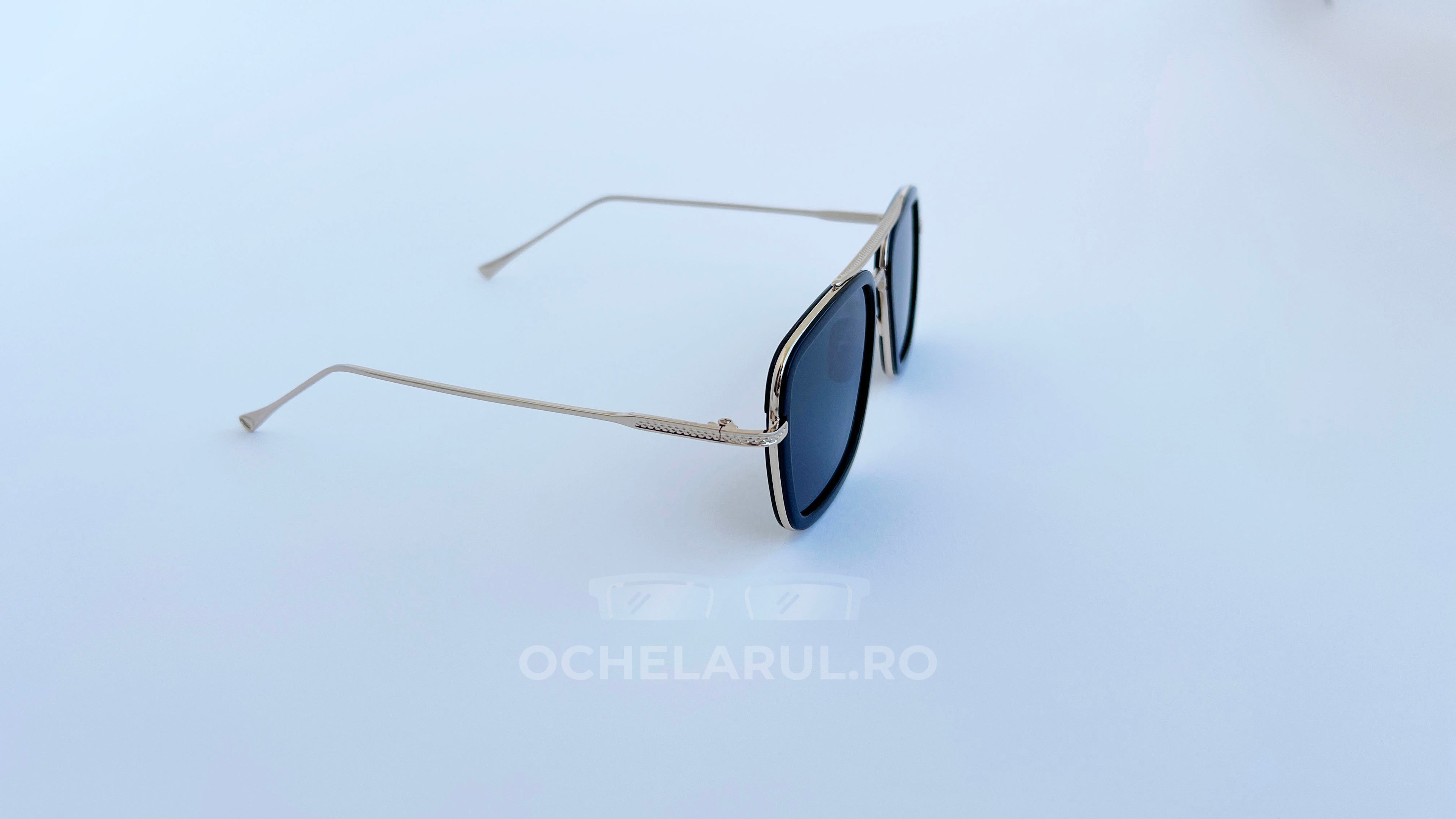 Ochelari Dita Flight Style cu rame aurii și lentile negre, model elegant de ochelari de soare bărbați.