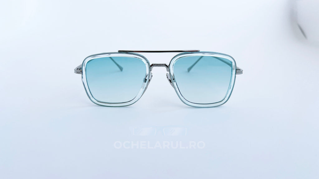 Ochelari Dita Flight Style pentru bărbați cu rame transparente argintii și lentile verzi degrade.