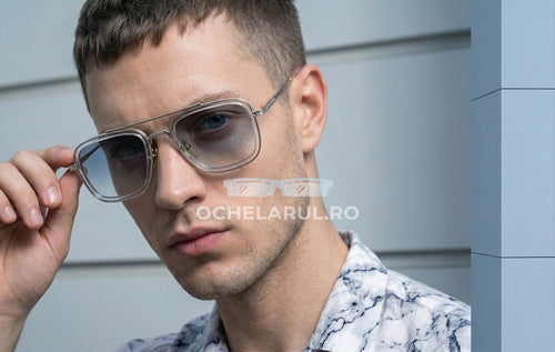 Bărbat purtând Ochelari Dita Flight Style cu rame argintii transparente și lentile gri degrade, într-un decor urban modern.