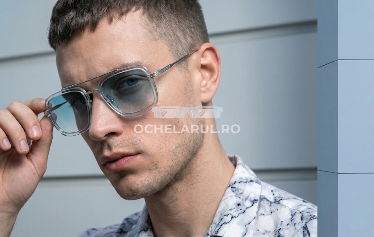 Bărbat purtând Ochelari Dita Flight Style cu rame subțiri argintii și lentile verzi degrade, stil modern.