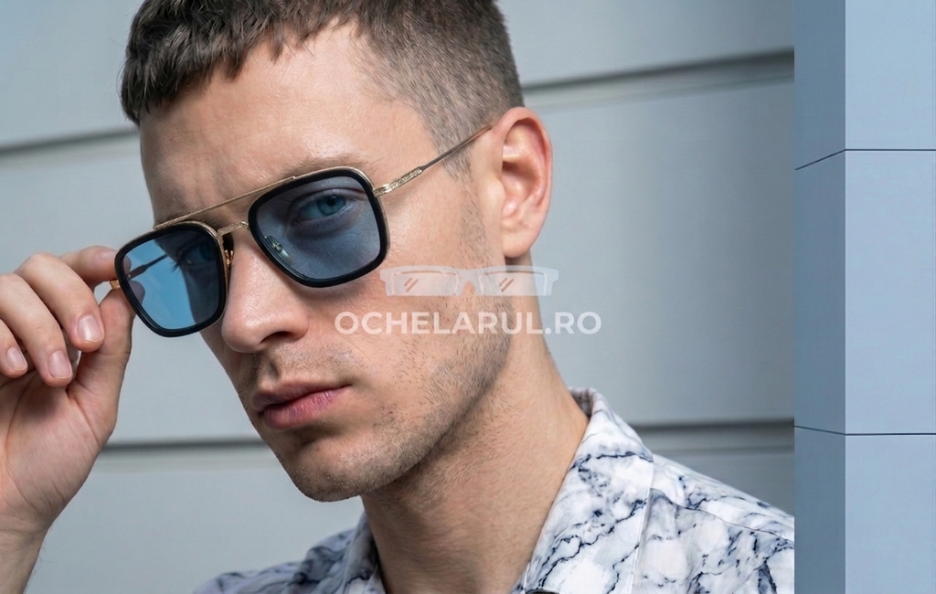 Bărbat purtând ochelari de soare Ochelari Dita Flight Style cu ramă aurie și lentile albastre, stil modern.