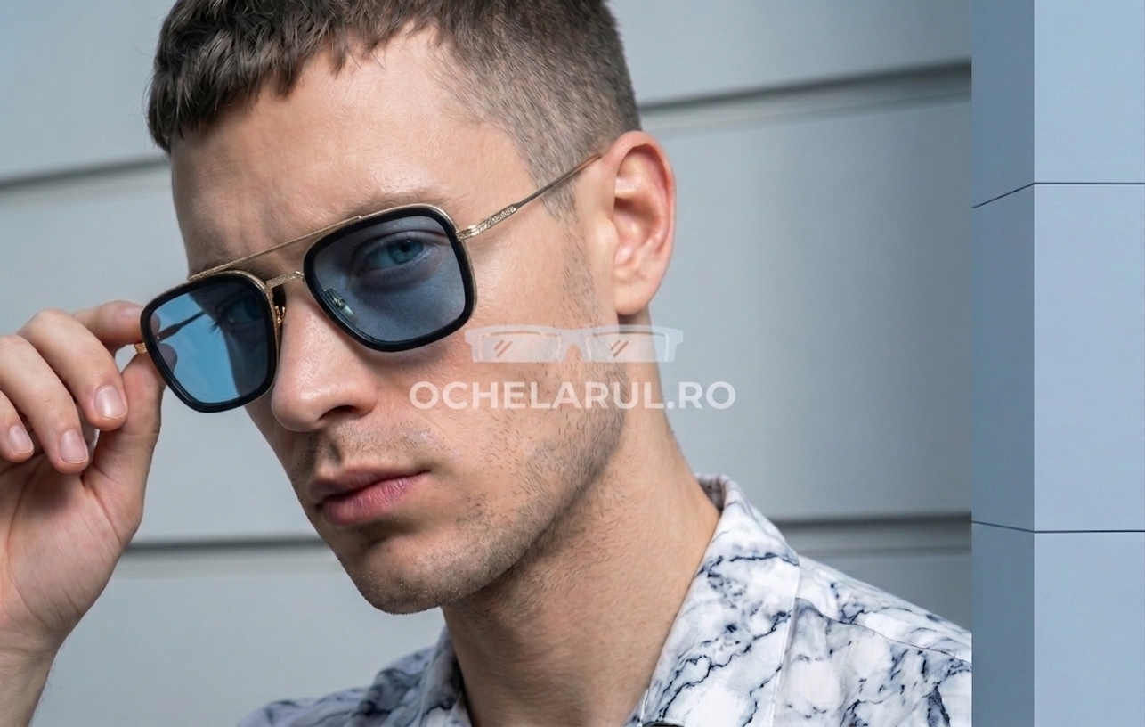 Bărbat purtând ochelari de soare Ochelari Dita Flight Style cu ramă aurie și lentile albastre, stil modern.