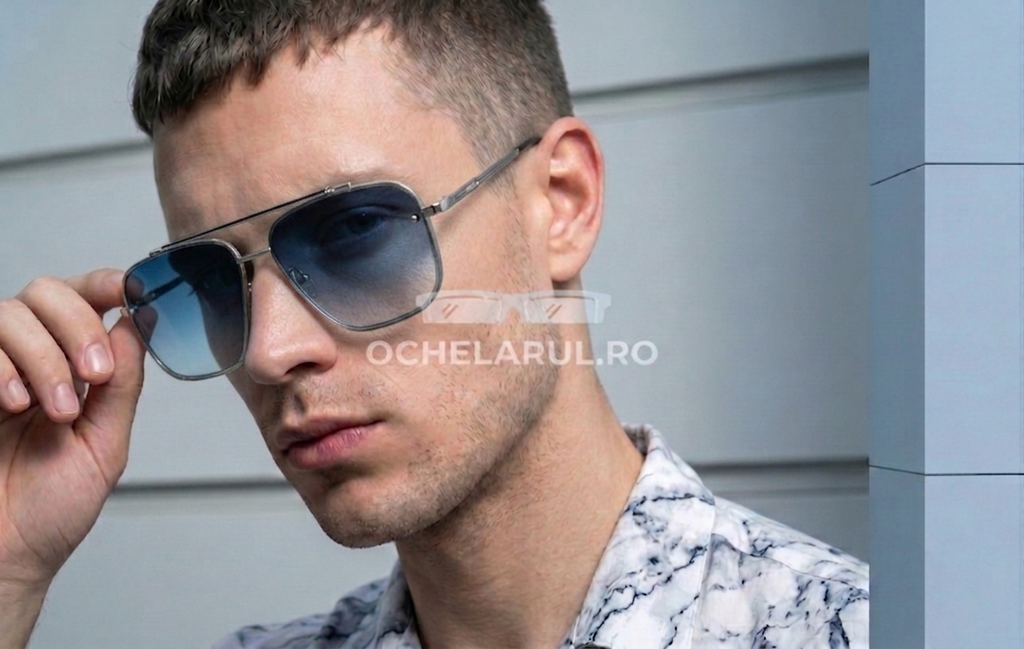 Ochelari de soare Dita Mach Six Oversized Large Size cu rama argintie - Lentile albastre degrade - Model purtand ochelarii