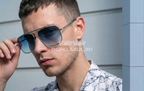 Ochelari de soare Dita Mach Six Oversized Large Size cu rama argintie - Lentile albastre degrade - Model purtand ochelarii