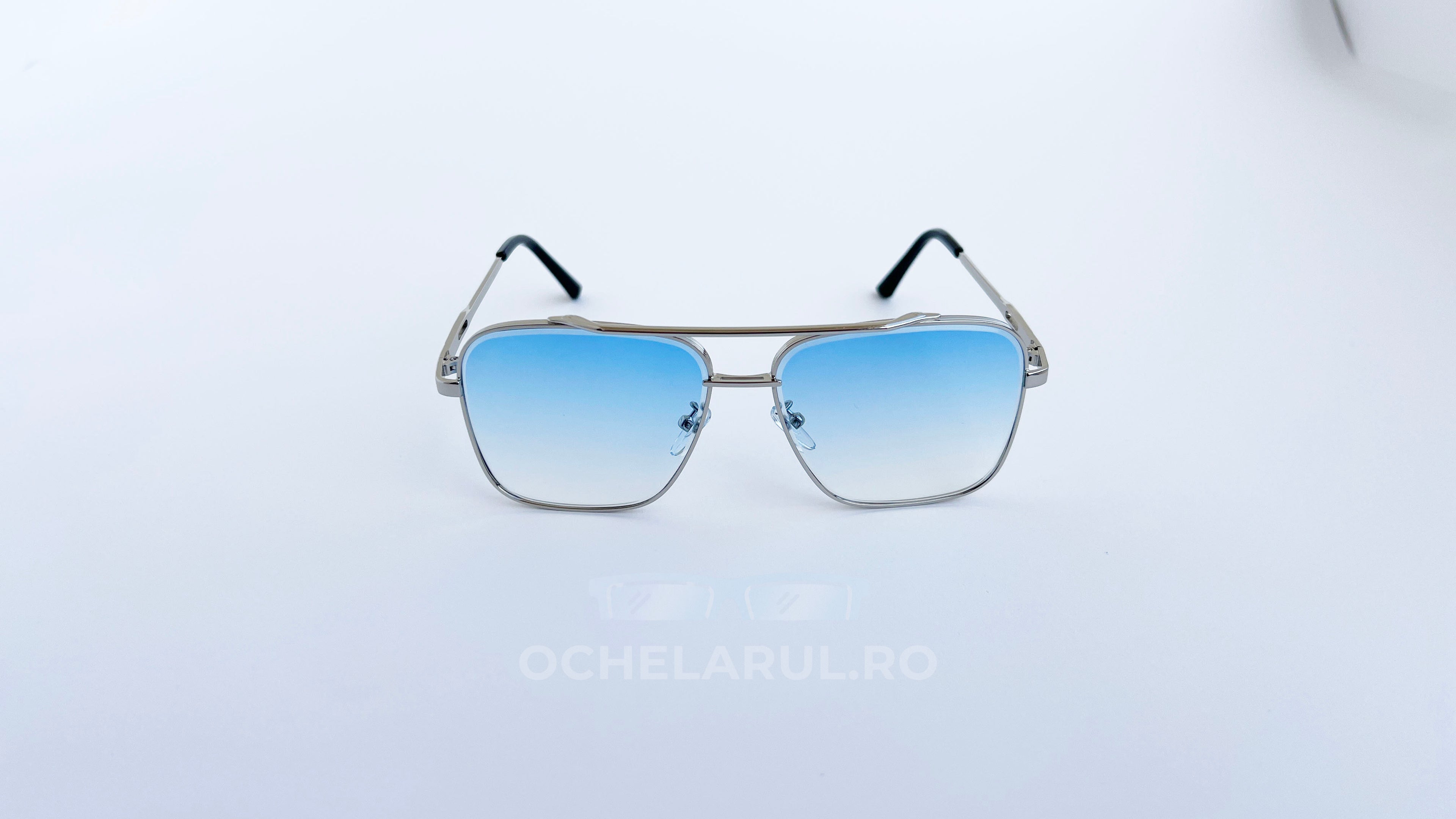 Ochelari de soare Dita Mach Six Style cu rame argintii și lentile albastre degrade, design masculin elegant.