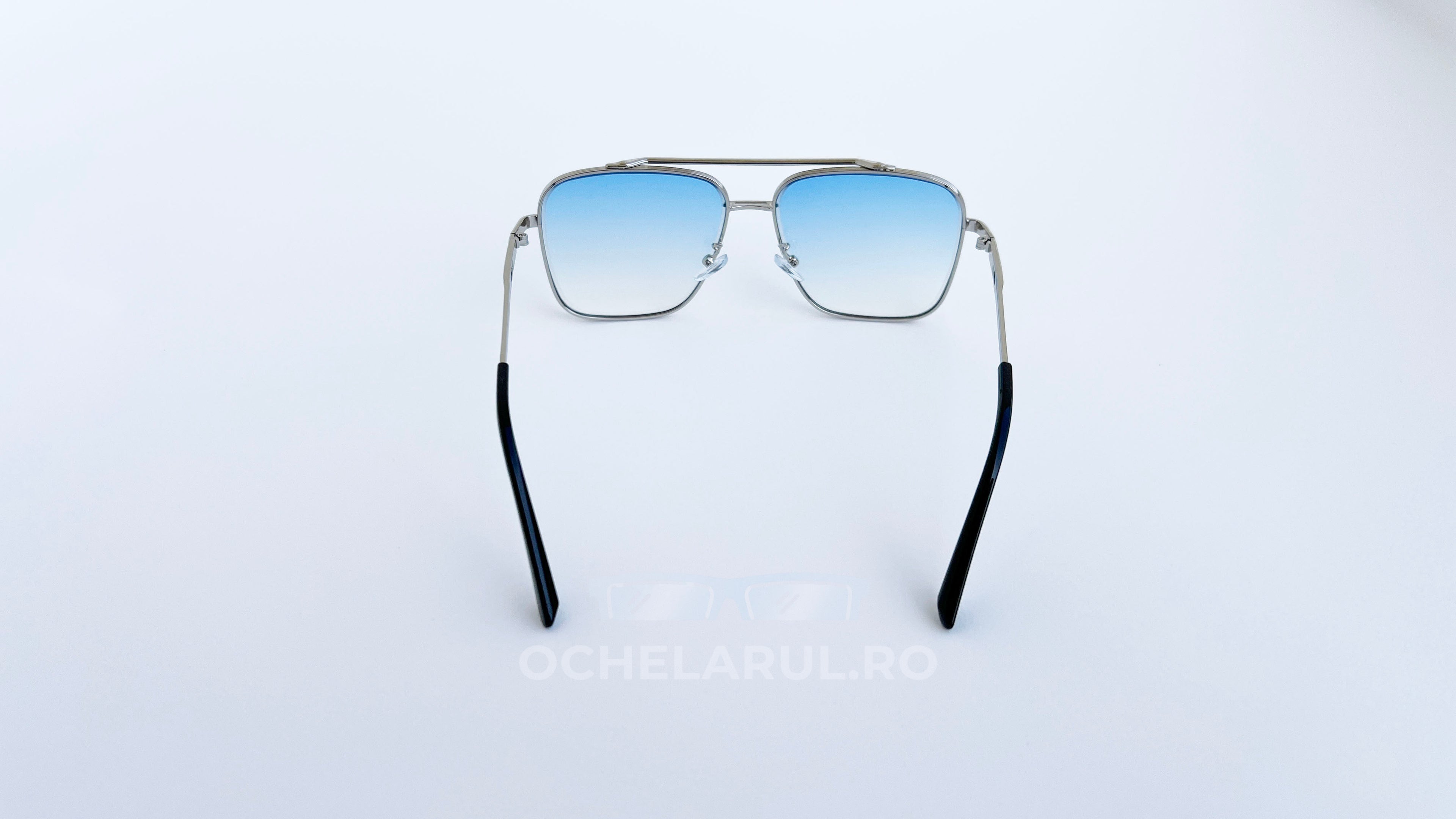 Ochelari de soare Dita Mach Six Style cu rame argintii și lentile albastre degrade, un model modern pentru bărbați.