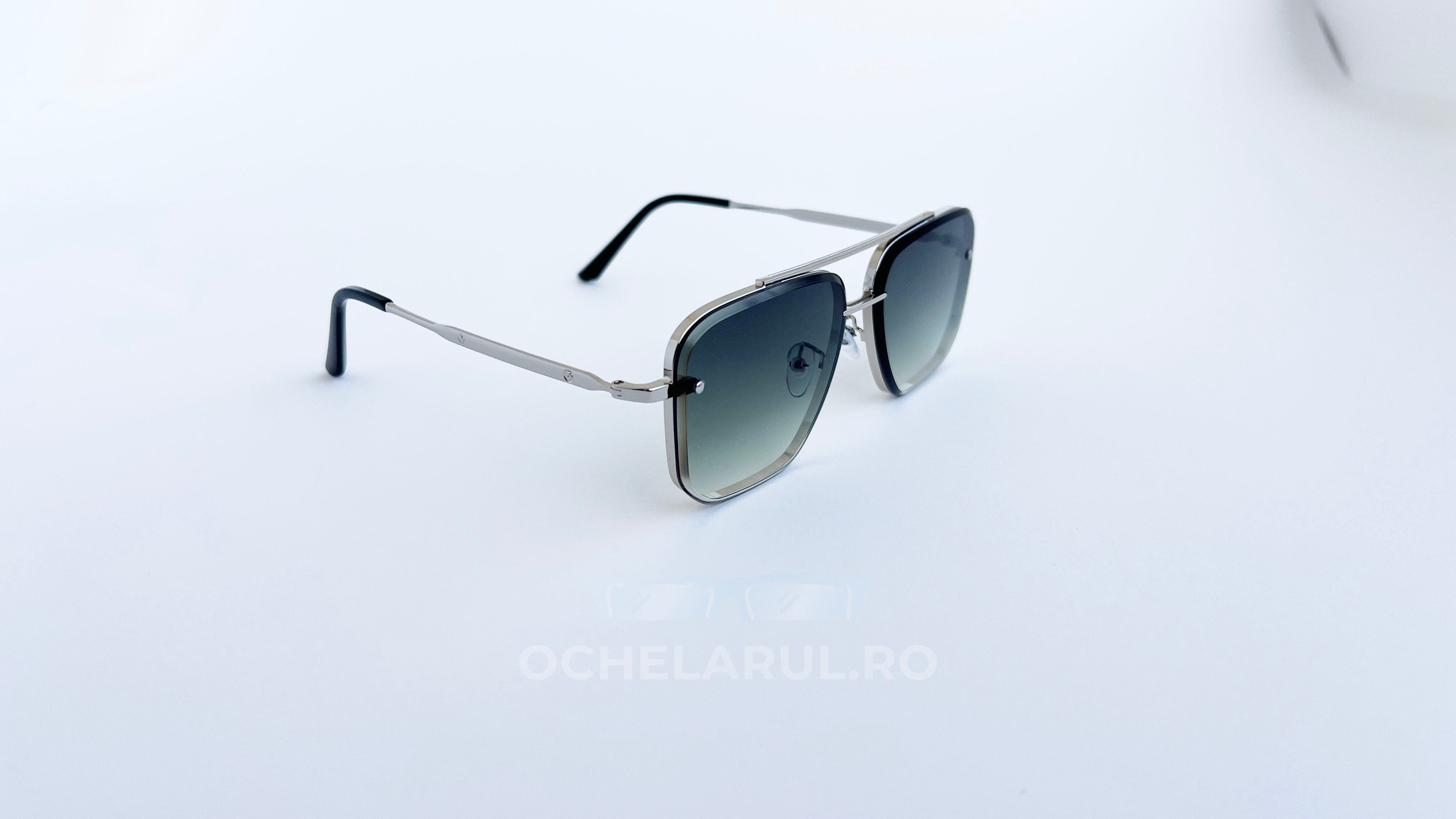 Ochelari de soare Dita Mach Six Style cu rame argintii și lentile verzi degrade, design modern pentru bărbați.