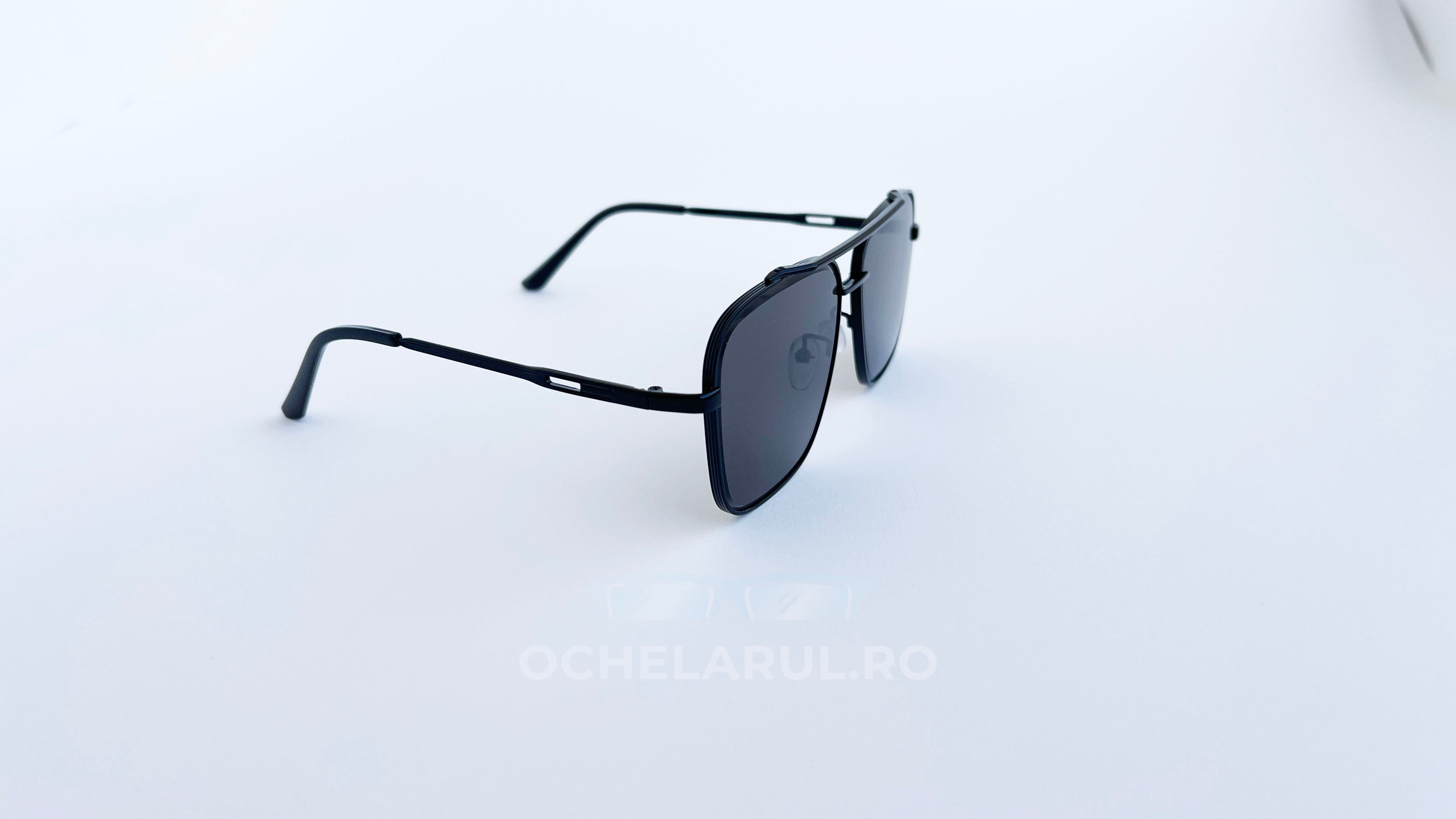 Ochelari de soare Dita Mach Six Style cu rame negre subtiri și lentile închise la culoare, model pentru bărbați.