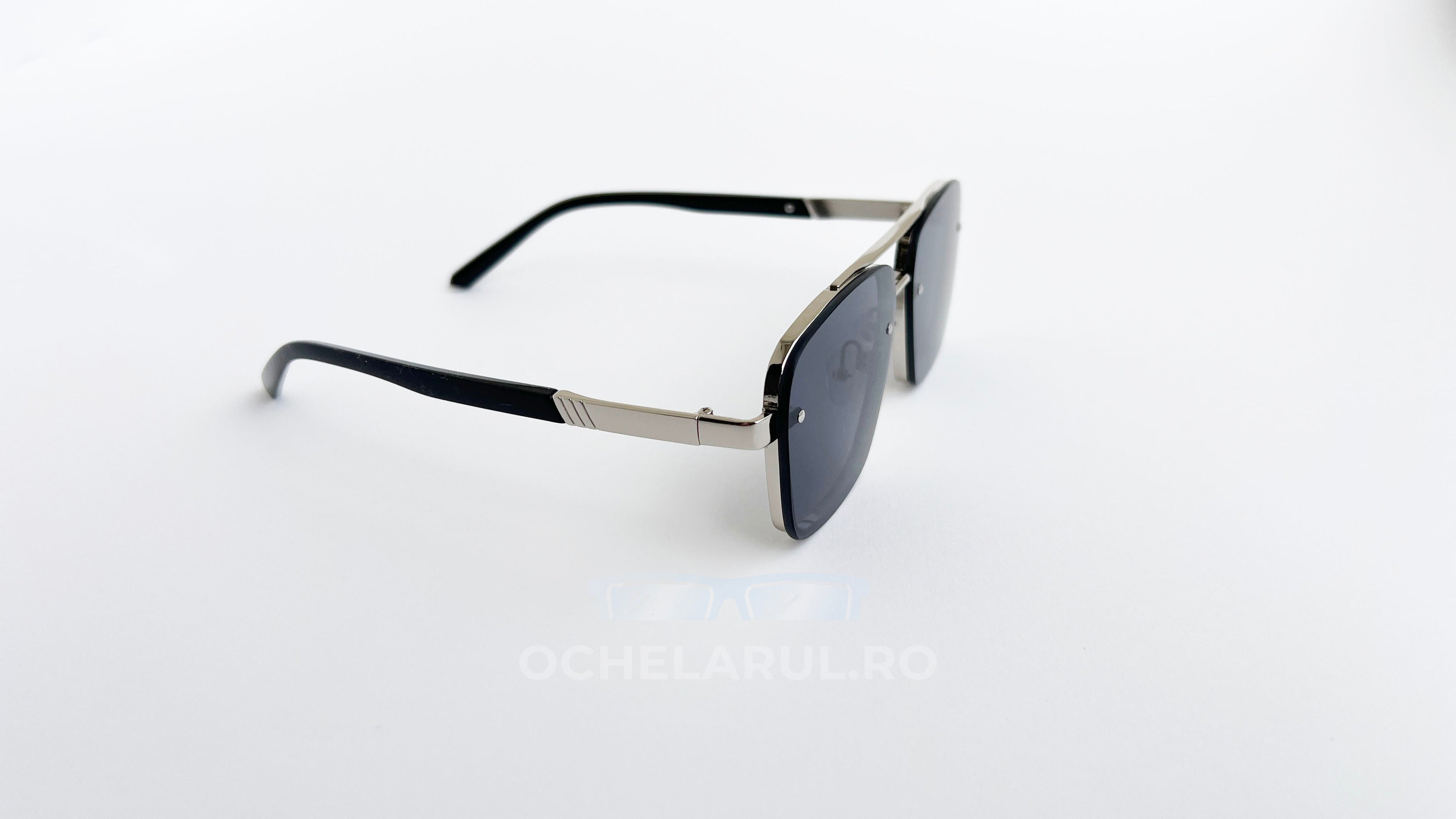 Ochelari de soare Dita Mach Six style, rama argintie-neagra si lentile negre, vedere laterala