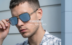 Ochelari de soare Dita Mach Six Style - Rama aurie - Lentile gri oglinda - Model purtand ochelarii pe fata