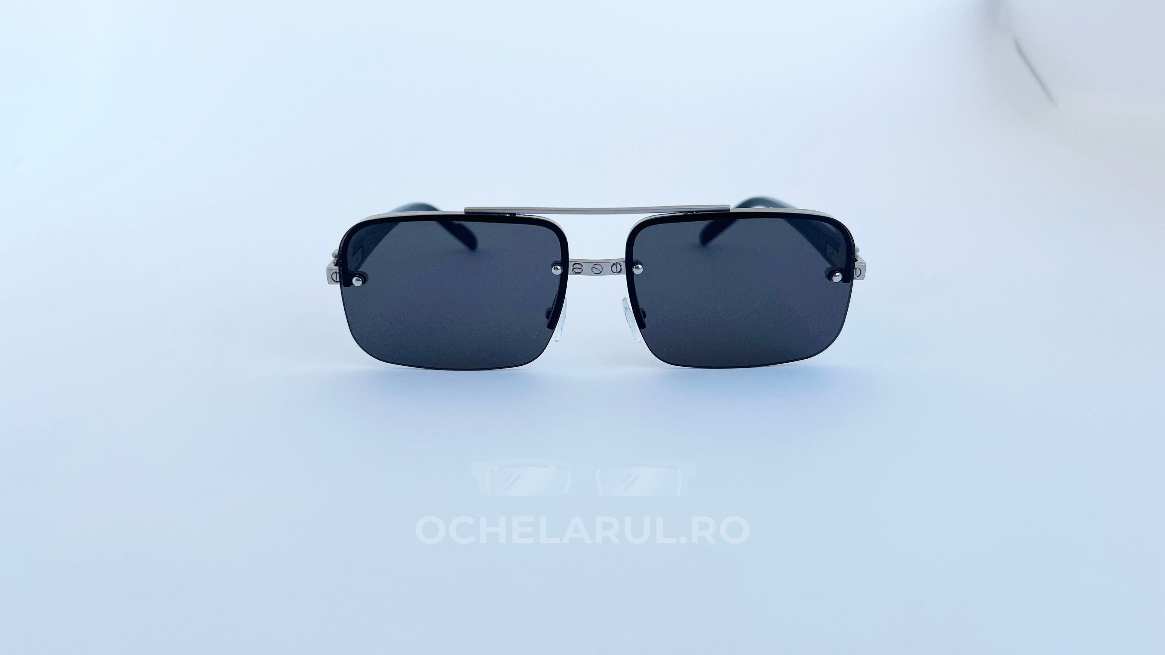 Ochelari de soare Dreptunghiulari cu rame argintii și lentile negre potriviți pentru bărbați, stil modern și elegant.