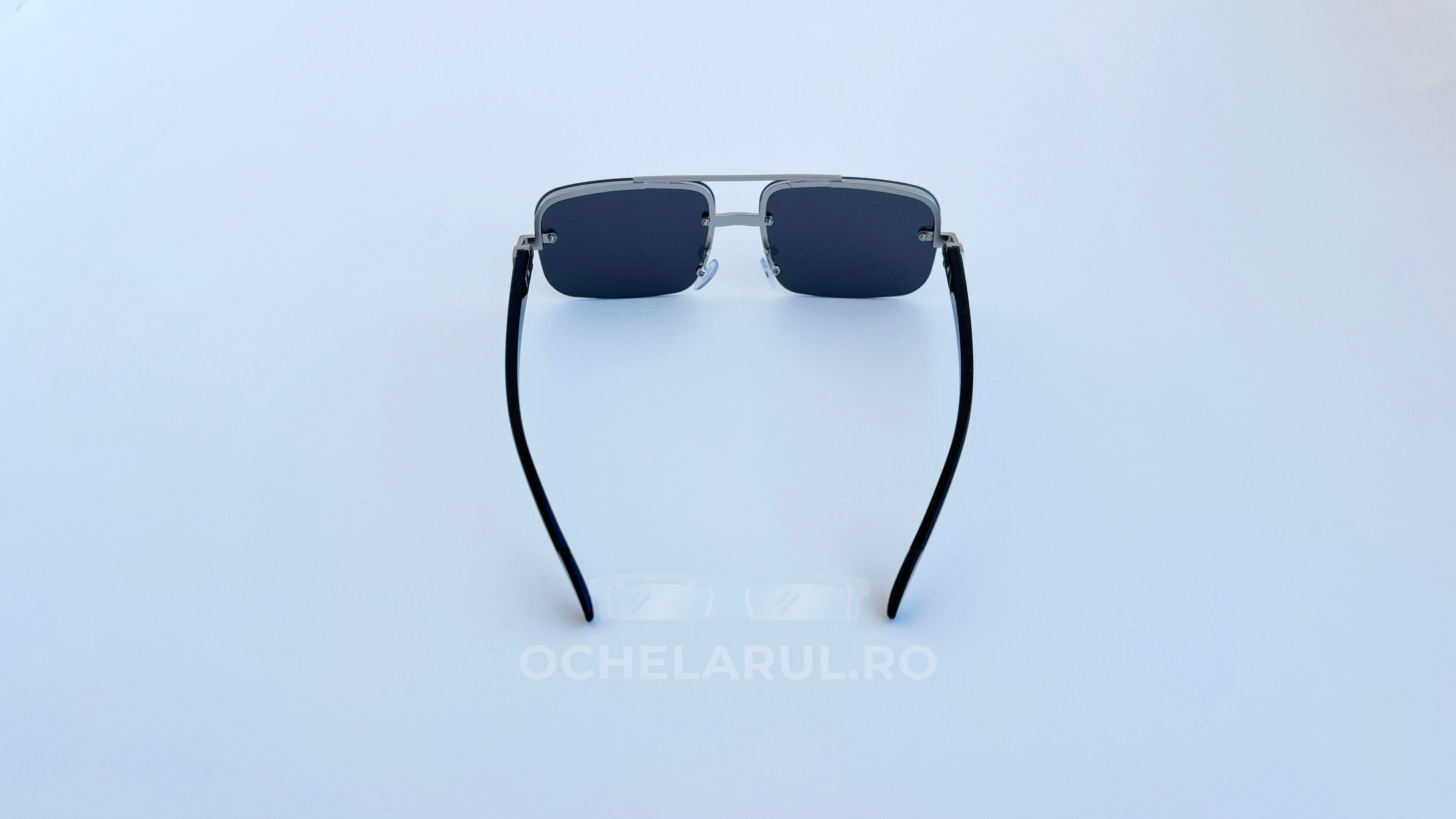Ochelari de soare Dreptunghiulari cu rame argintii și lentile negre, design modern pentru bărbați.