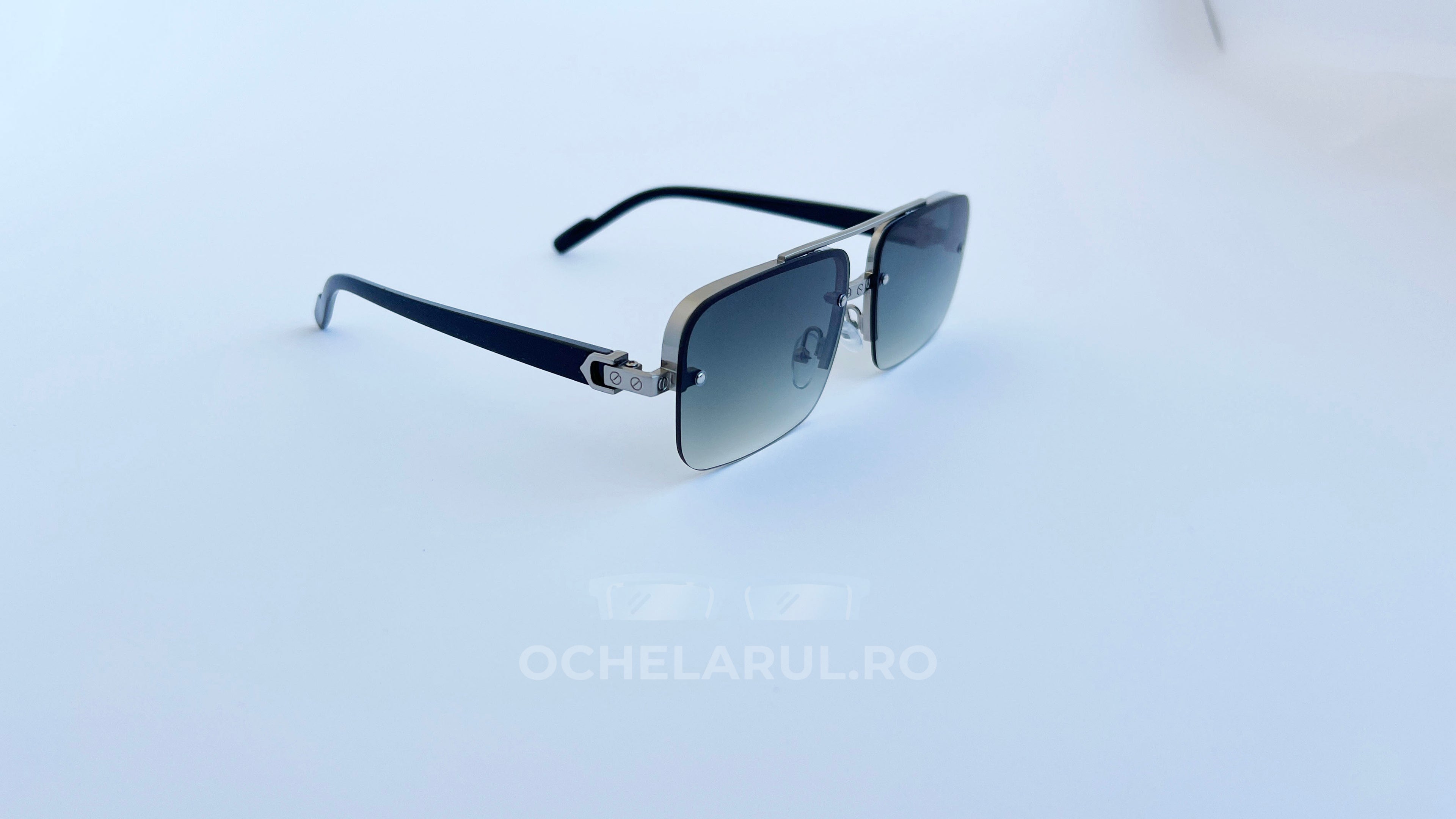 Ochelari de soare Dreptunghiulari cu lentile gri în degrade și rame negre elegante pentru bărbați.