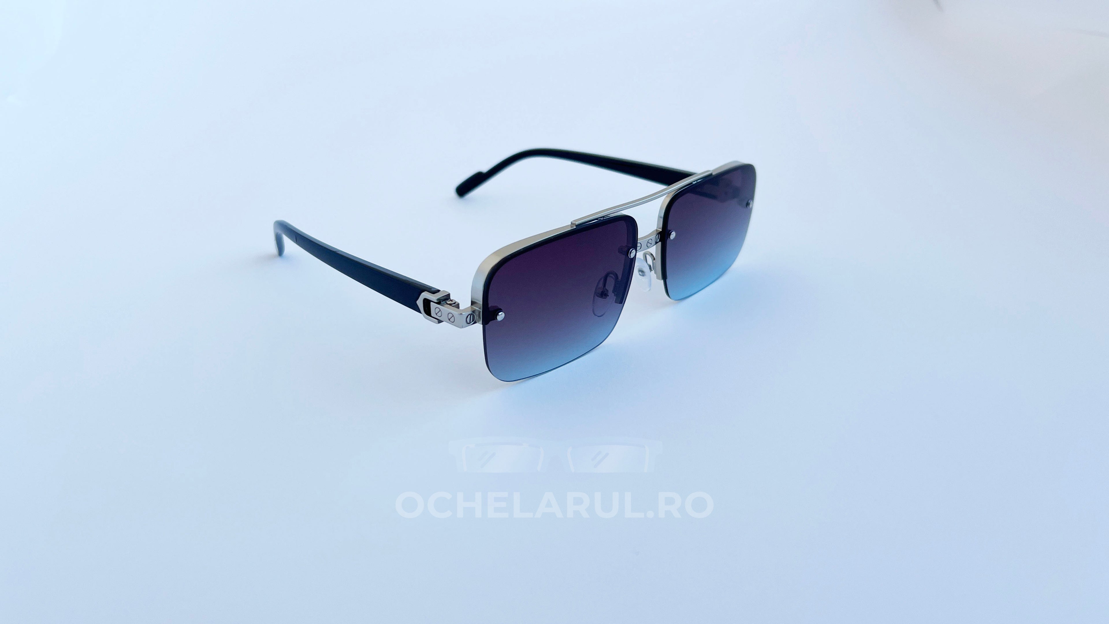 Ochelari de soare Dreptunghiulari cu ramă argintie și lentile degrade violet, design modern pentru bărbați.