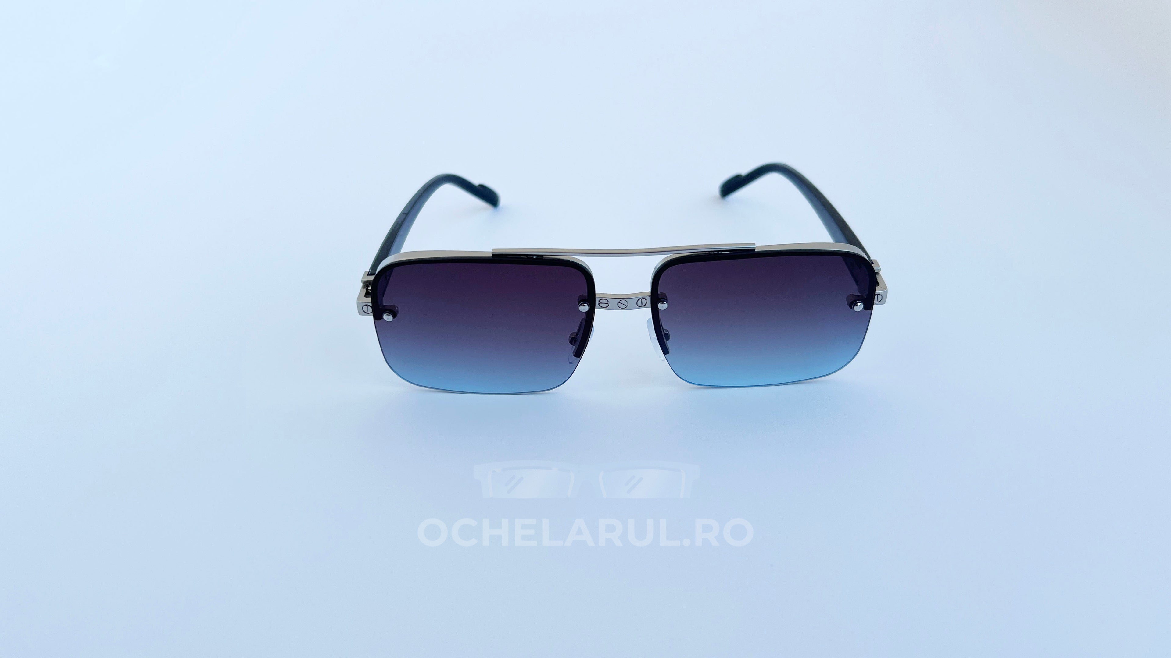 Ochelari de soare Dreptunghiulari cu ramă argintie și lentile violet degrade, design modern pentru bărbați.