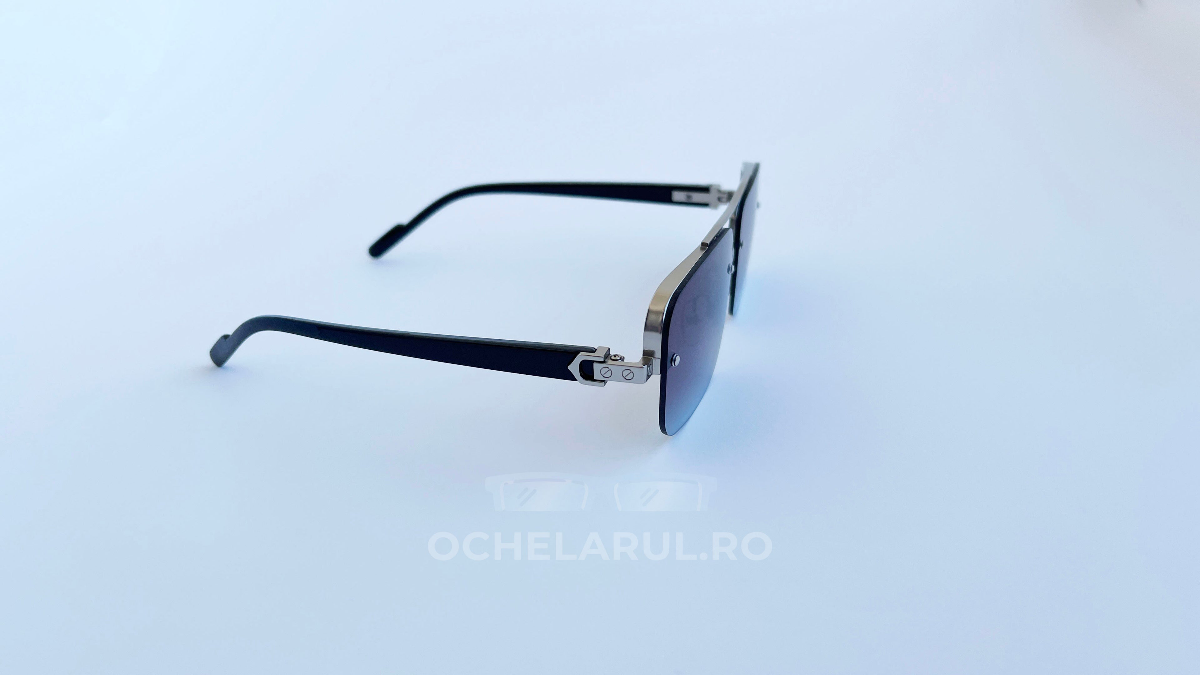 Ochelari de soare Dreptunghiulari cu rame argintii și lentile violet degrade, design modern pentru bărbați.